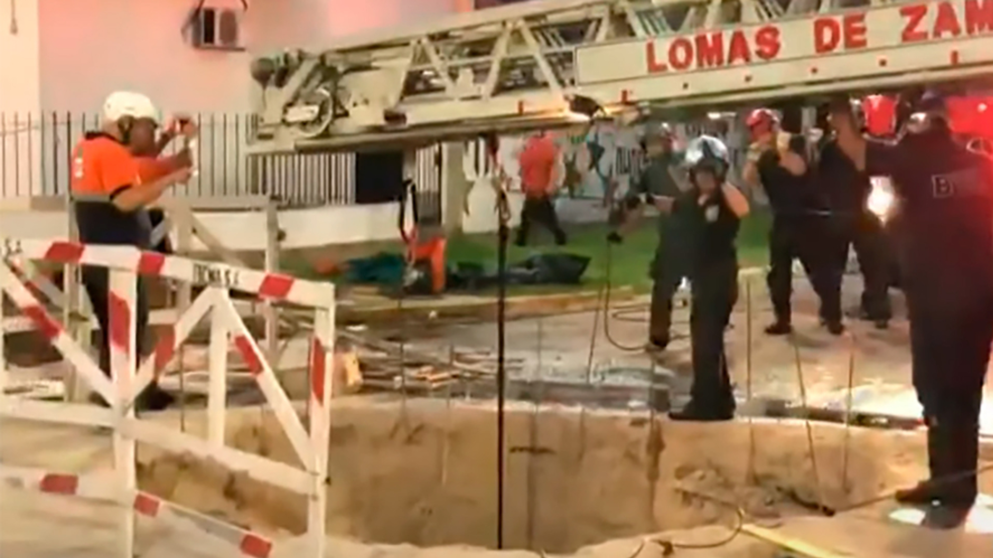 Los bomberos trabajando en el lugar donde ocurrió la tragedia.