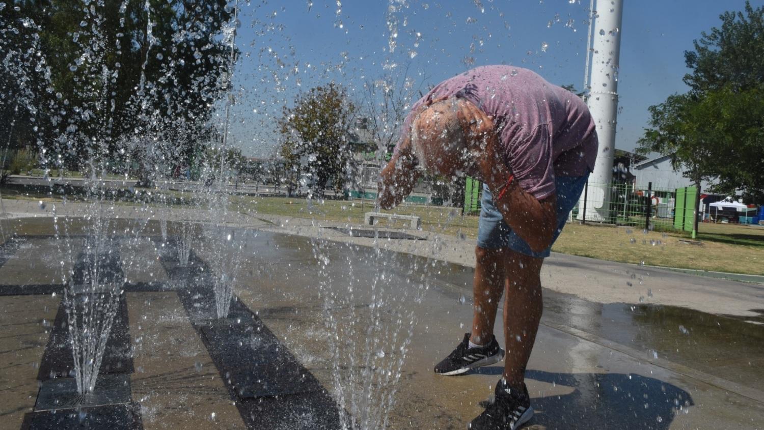 La ola de calor sigue vigente en distintos sectores del país. (Pablo Villan/Crónica).