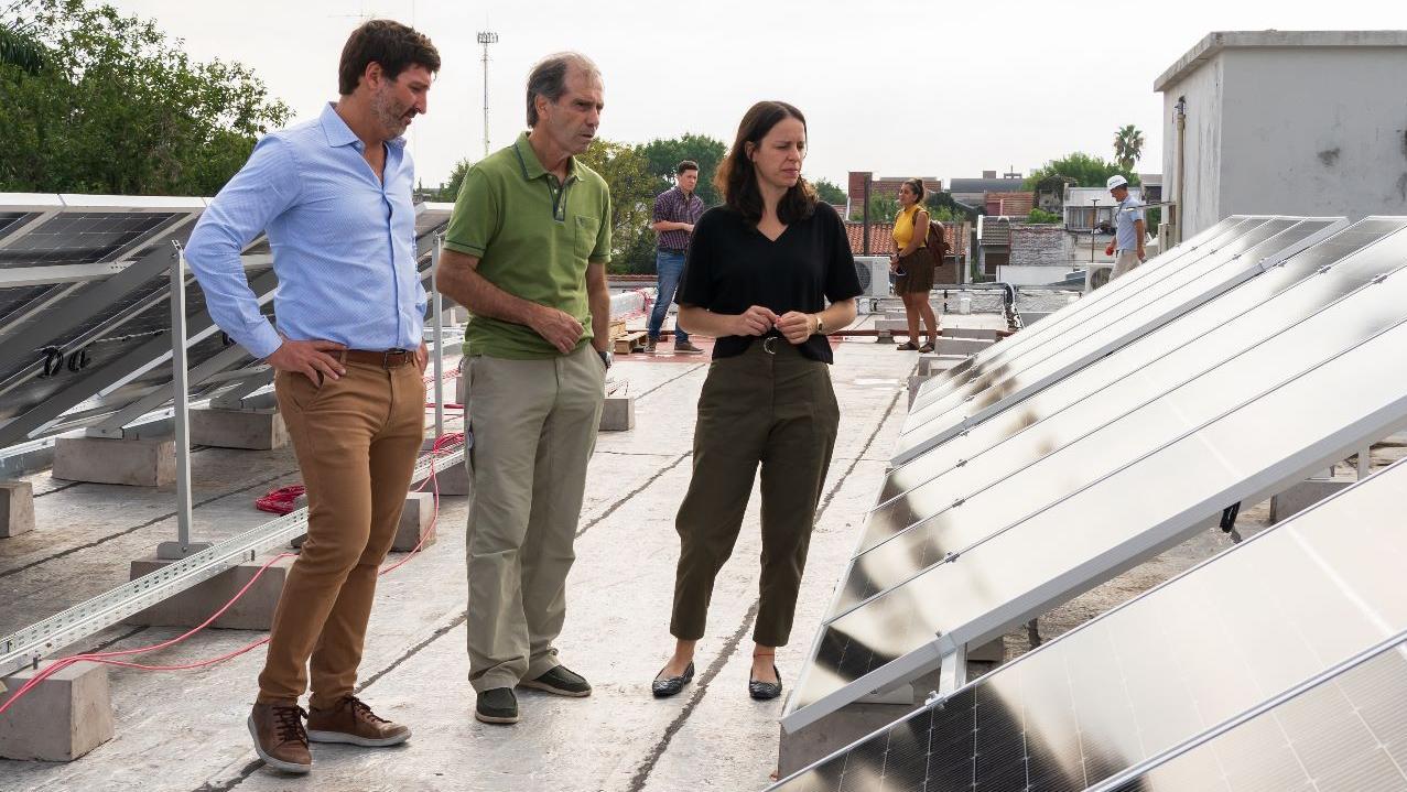 Soledad Martínez supervisó los paneles solares en el Centro Universitario.