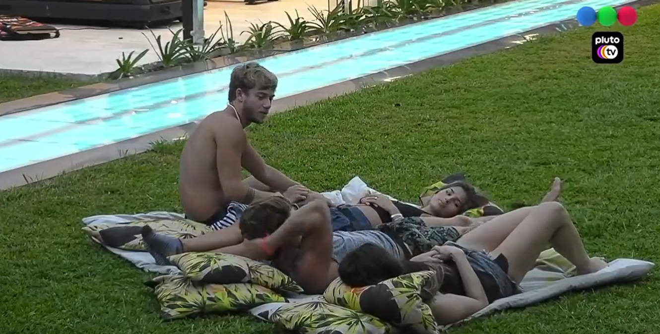 Los participantes de   <a href='https://www.cronica.com.ar/tags/Gran Hermano'>Gran Hermano</a> estaban en el patio cuando los cachorritos jugaban. 