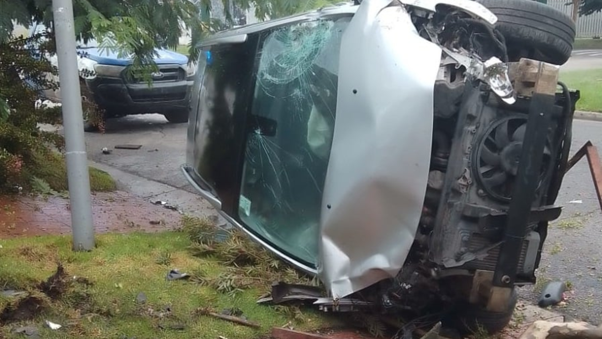 La imagen del auto destruido y que sorprendió a los vecinos del barrio marplatense de Plaza Peralta Ramos.