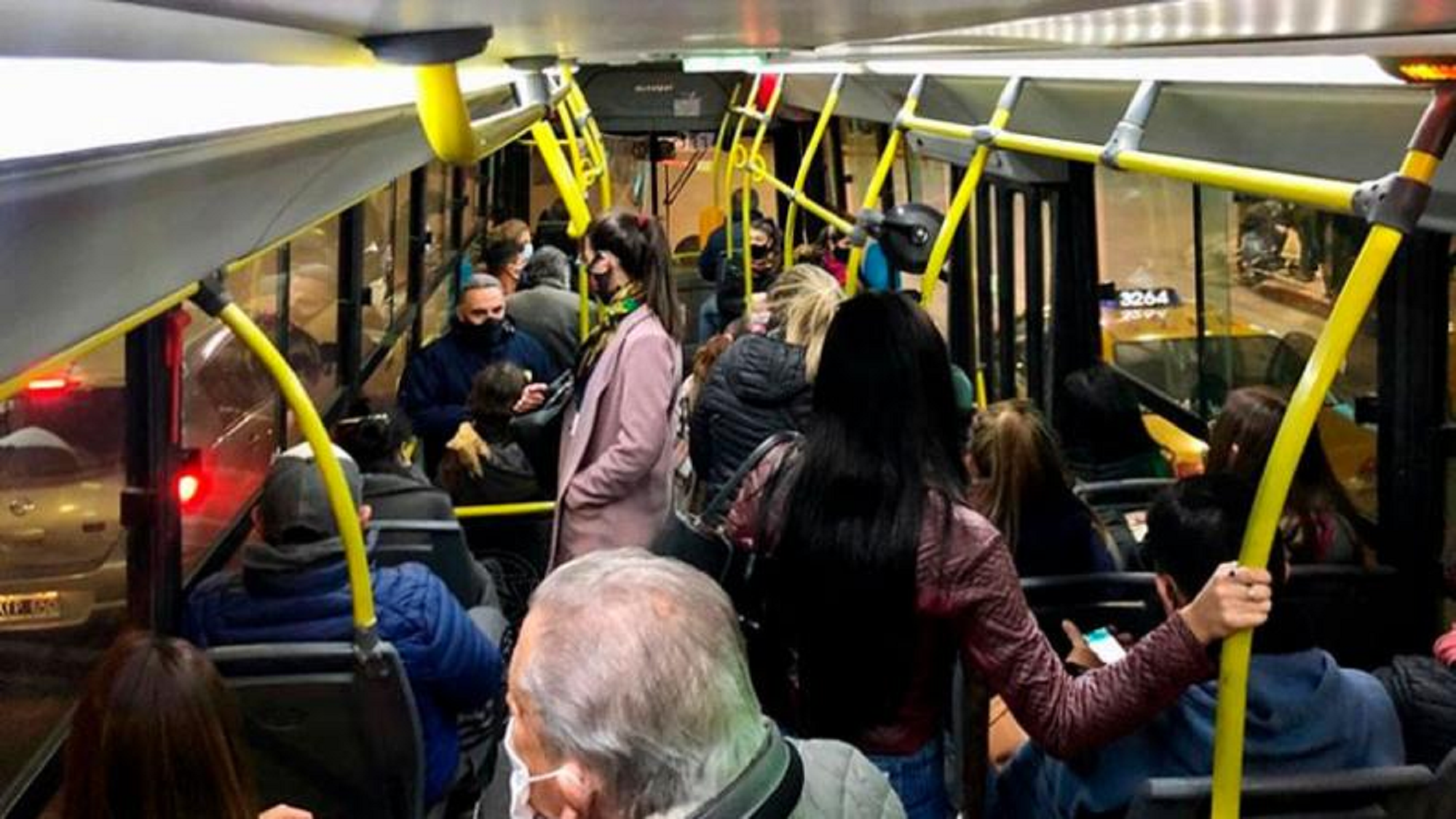 Una joven compartió en Twitter una situación incómoda que le tocó vivir en un colectivo y se volvió viral (imagen ilustrativa).