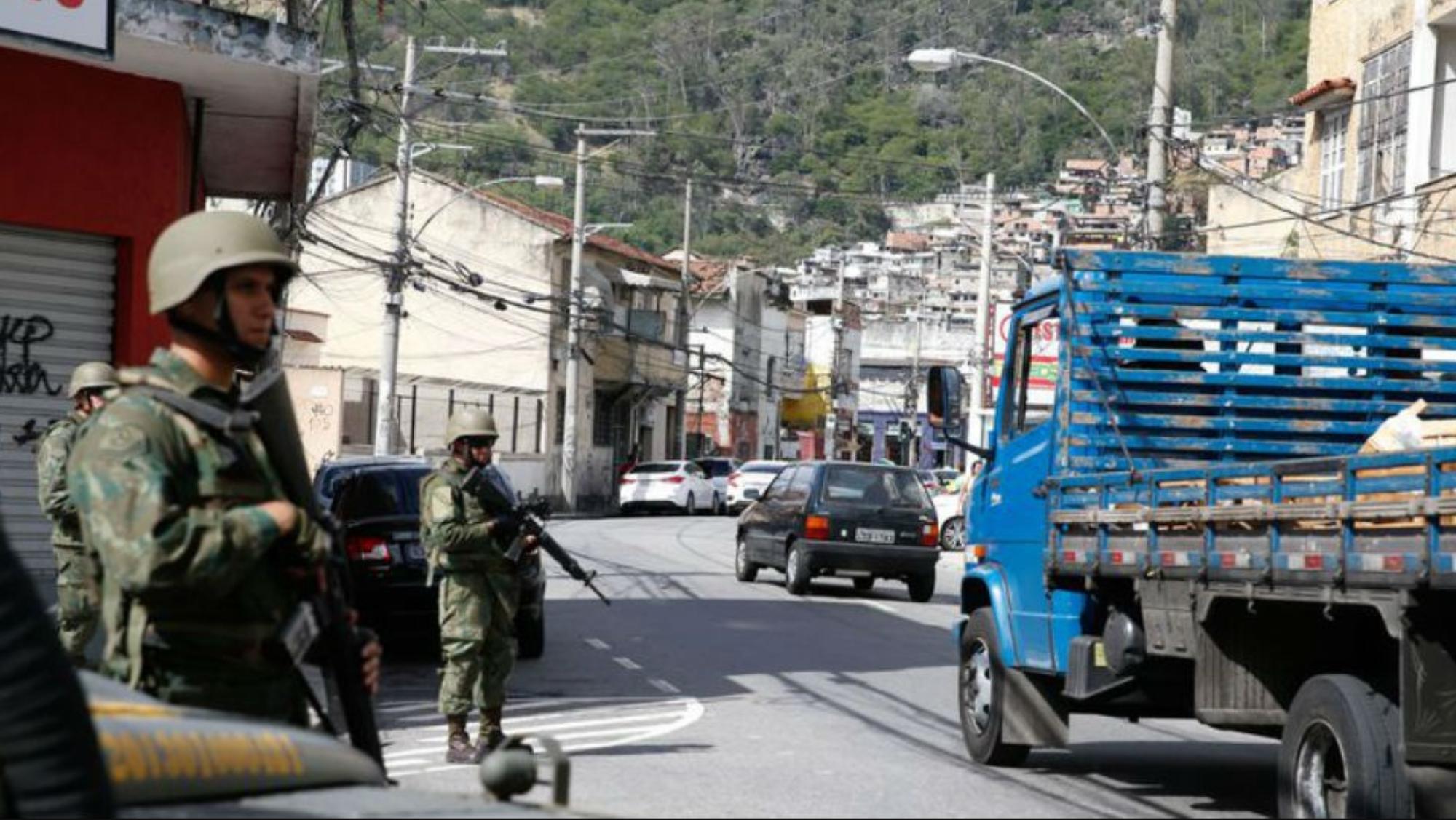 ¡A los tiros! Entraron a favela de Río de Janeiro en busca de jefe narco escondido y lo acribillaron junto a 10 civiles.