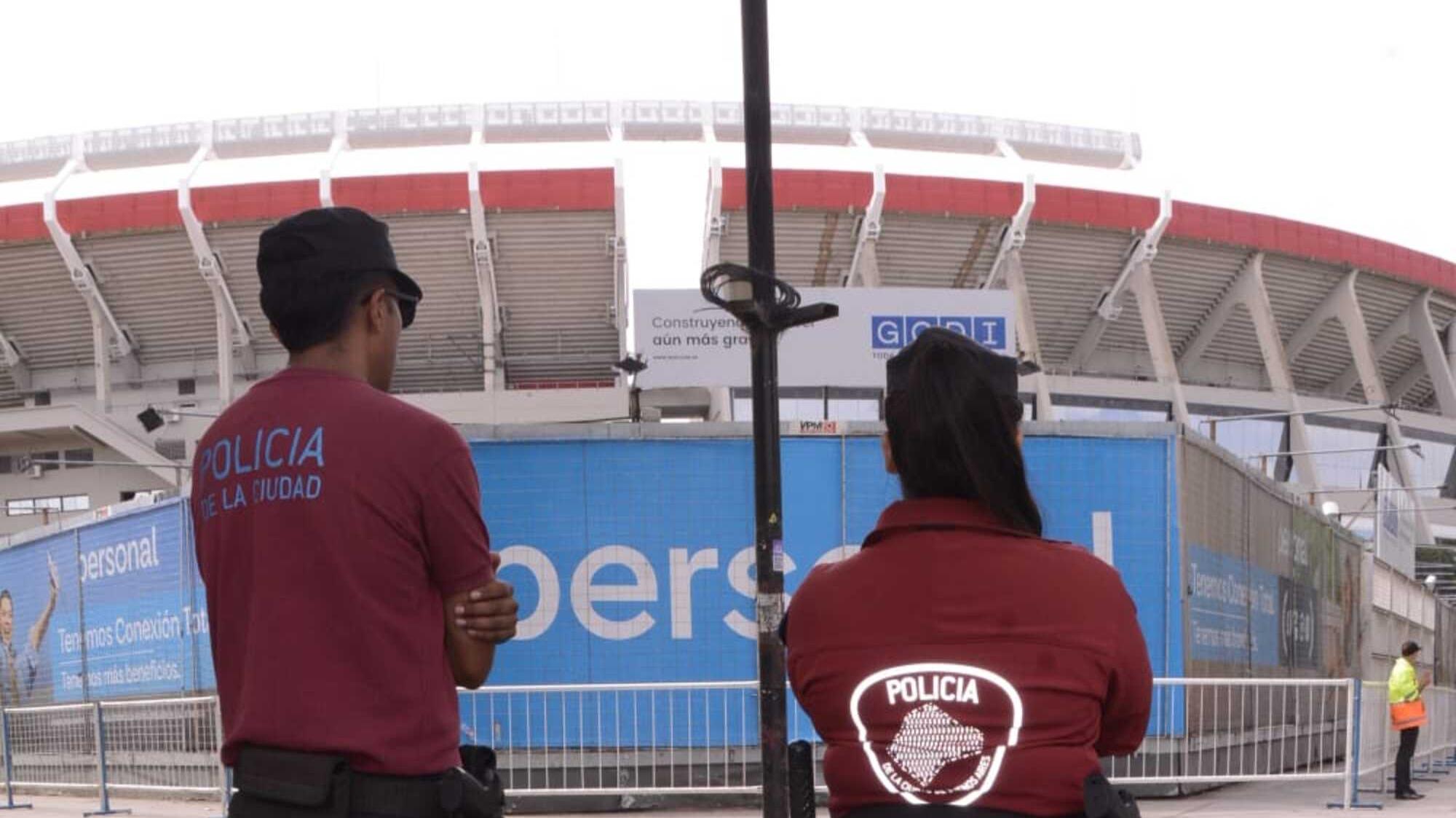 Agentes de la Policía de la Ciudad permanecían este jueves en las inmediaciones del Monumental (Gentileza Ministerio de Justicia y Seguridad porteño).