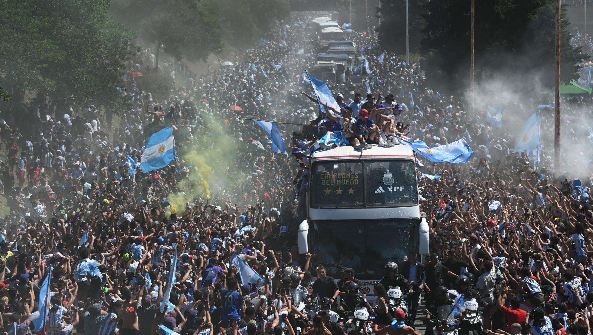 El traslado tras salir campeones en el Mundial Qatar 2022 fue terrestre y aéreo por la multitud (Gentileza TvPublica.com.ar).