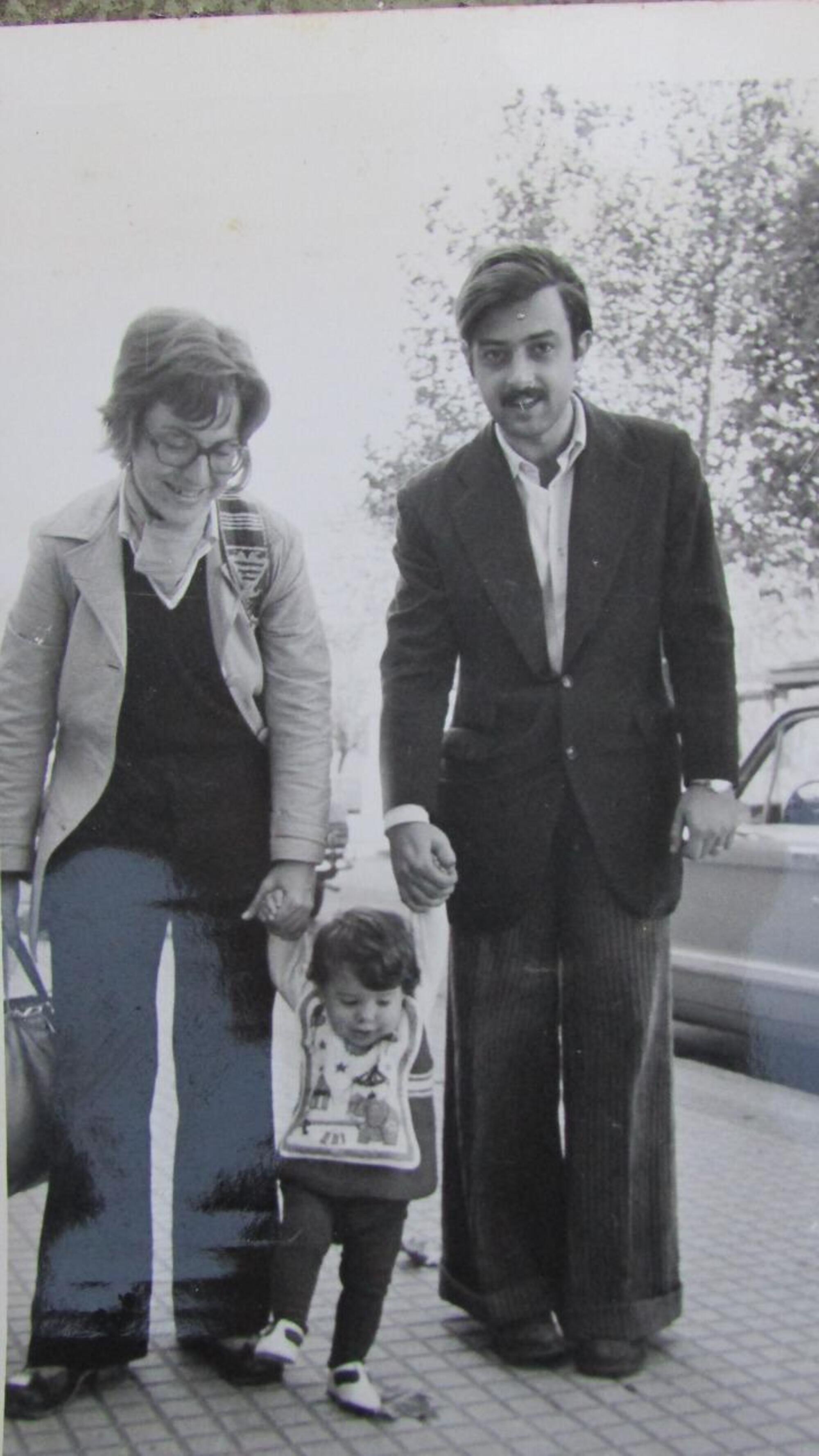 Lucía junto a su madre y su padre.