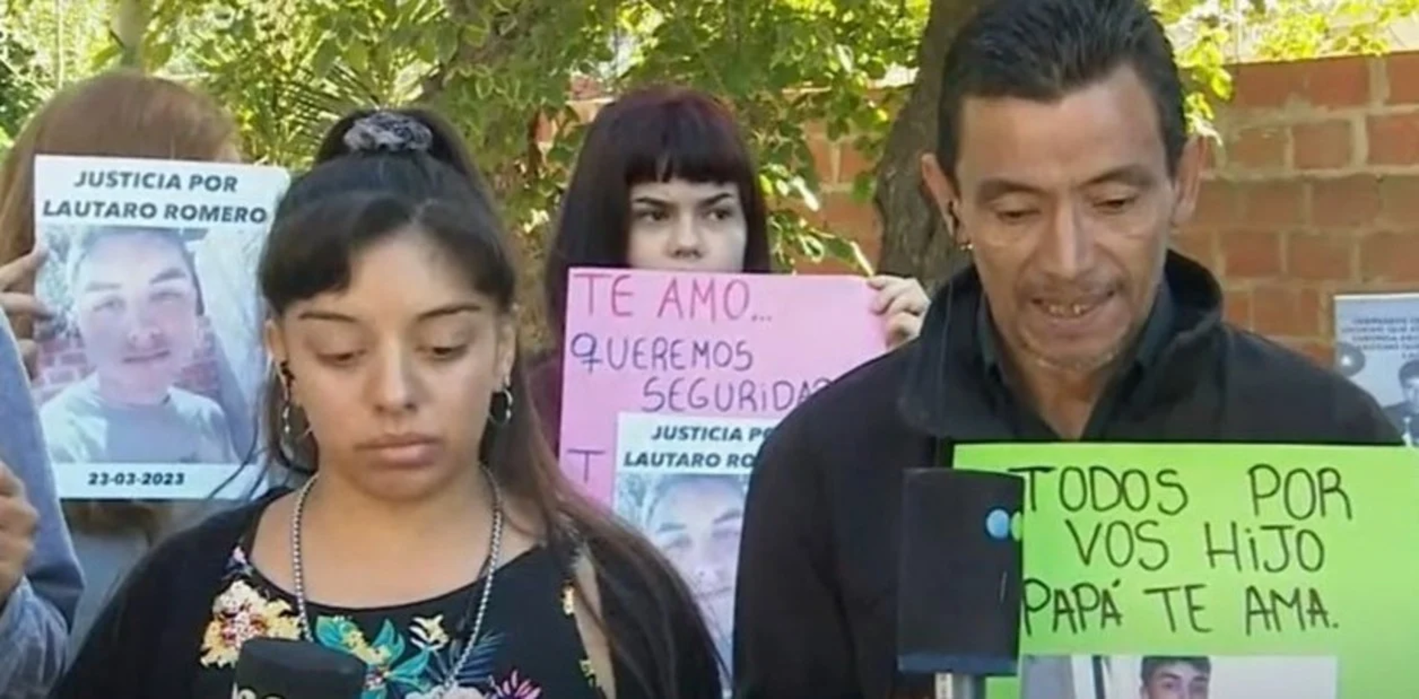 Una de las hermanas y el padre de la víctima reclamando Justicia.