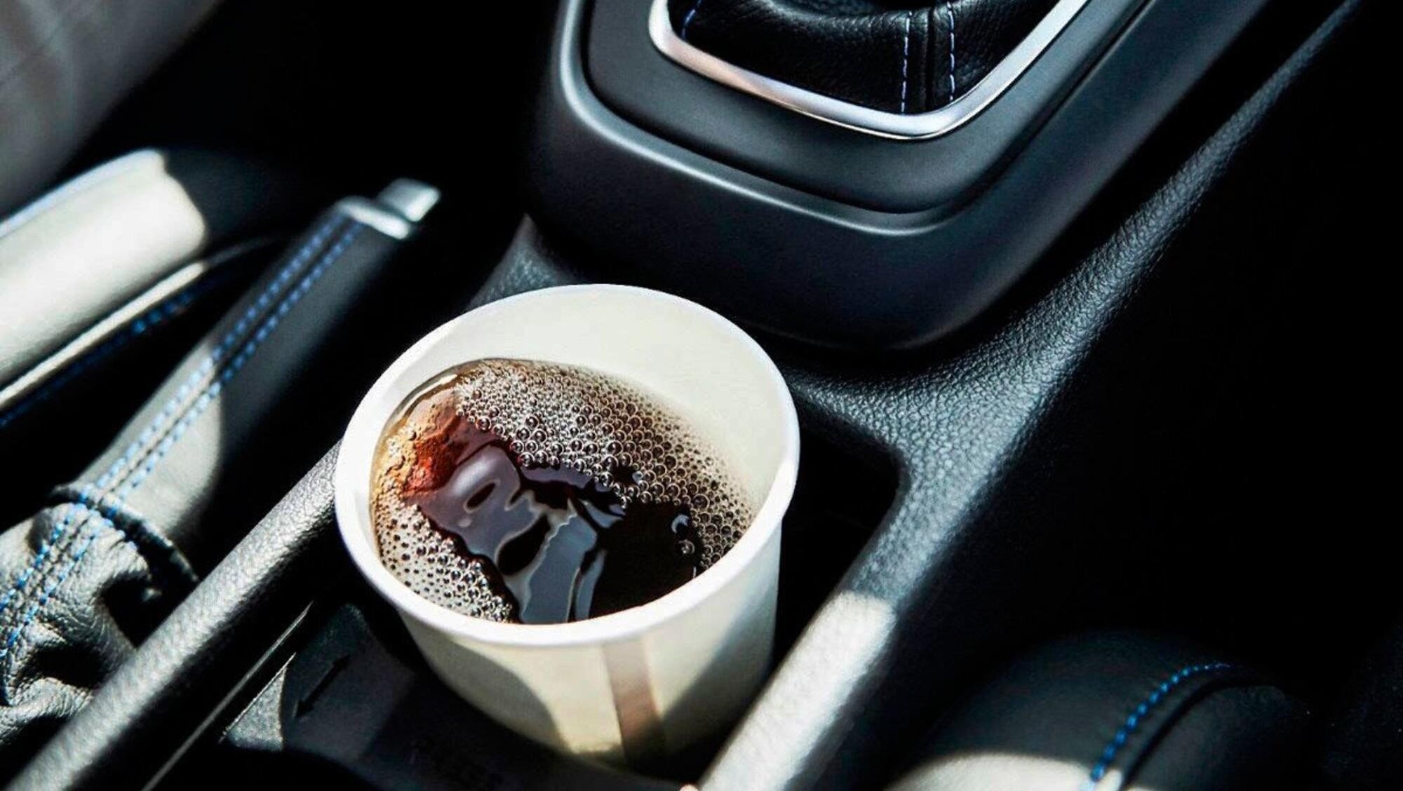 Dejó un vaso de café en el auto por varios días y lo que vio la dejó boquiabierta: “Argentino es todo aquel que lo desea”.