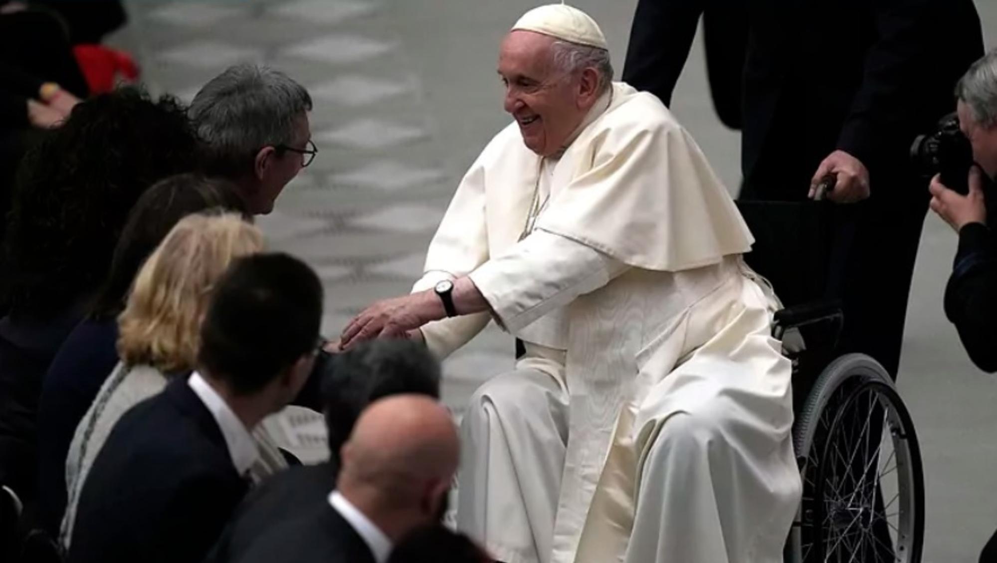 El papa Fransico tuvo que usar en 2022 una silla de ruedas por una pequeña fractura en la rodilla derecha (Gentileza ElMundo.es).