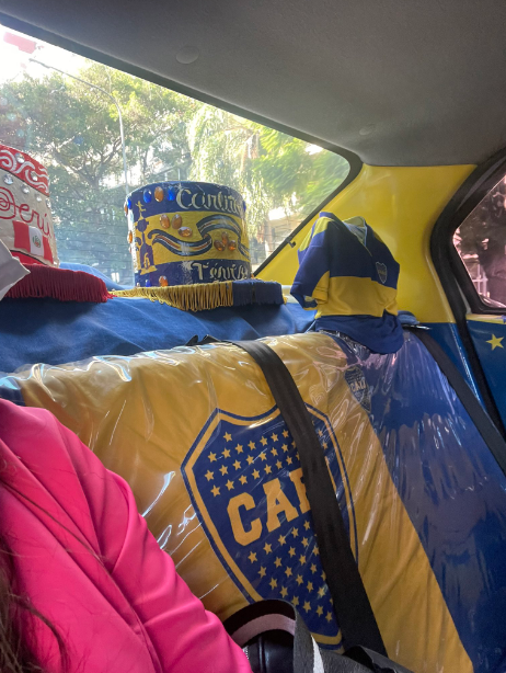 El remis decorado de   <a href='https://www.cronica.com.ar/tags/Boca'>Boca</a> sorprendió a una pasajera y es viral (Twitter/@josefinagostini).