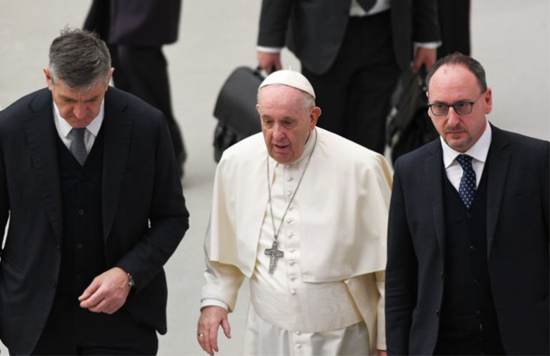 Massimiliano Strappetti, a la derecha, sigue con atención cada paso del   <a href='https://www.cronica.com.ar/tags/Papa Francisco'>Papa Francisco</a>.