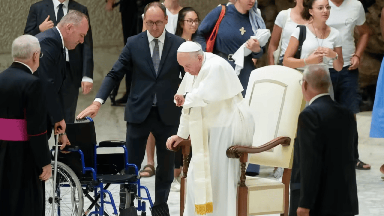 “El hombre que me salvó la vida”: quién es el enfermero personal del Papa Francisco.