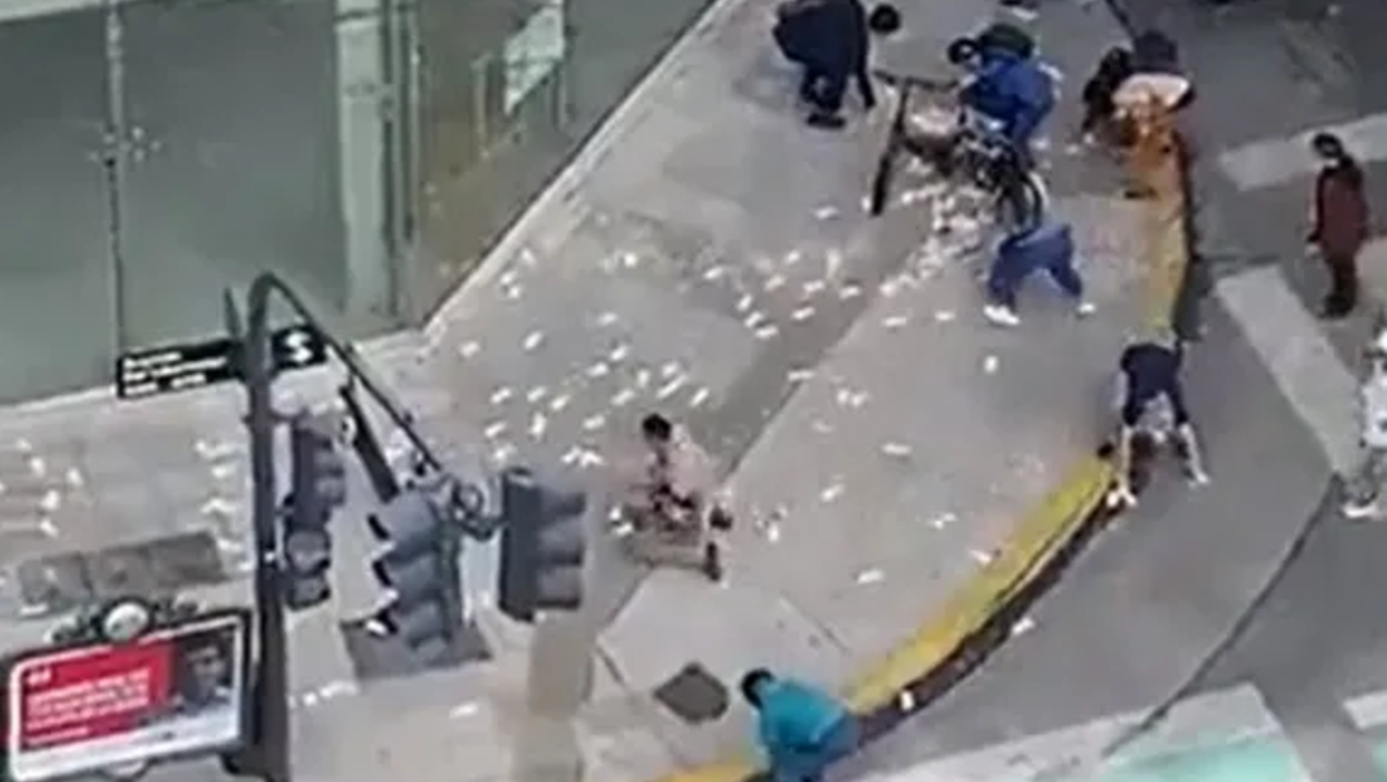 Millones de pesos volaron por el aire en Belgrano (Captura de video).