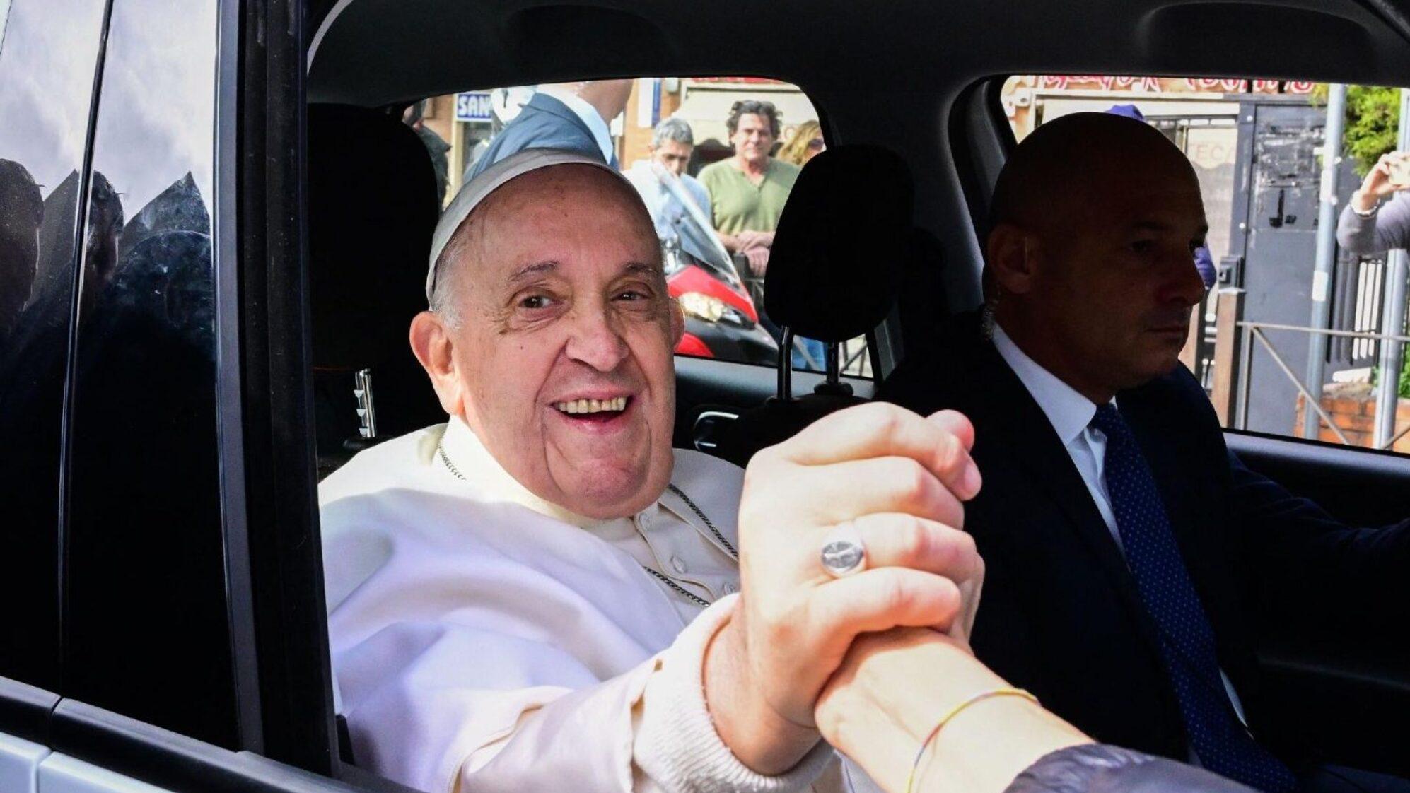 El momento en el que el Papa saluda a fieles tras salir del Hospital Gemelli (Gentileza VaticanNews.va).