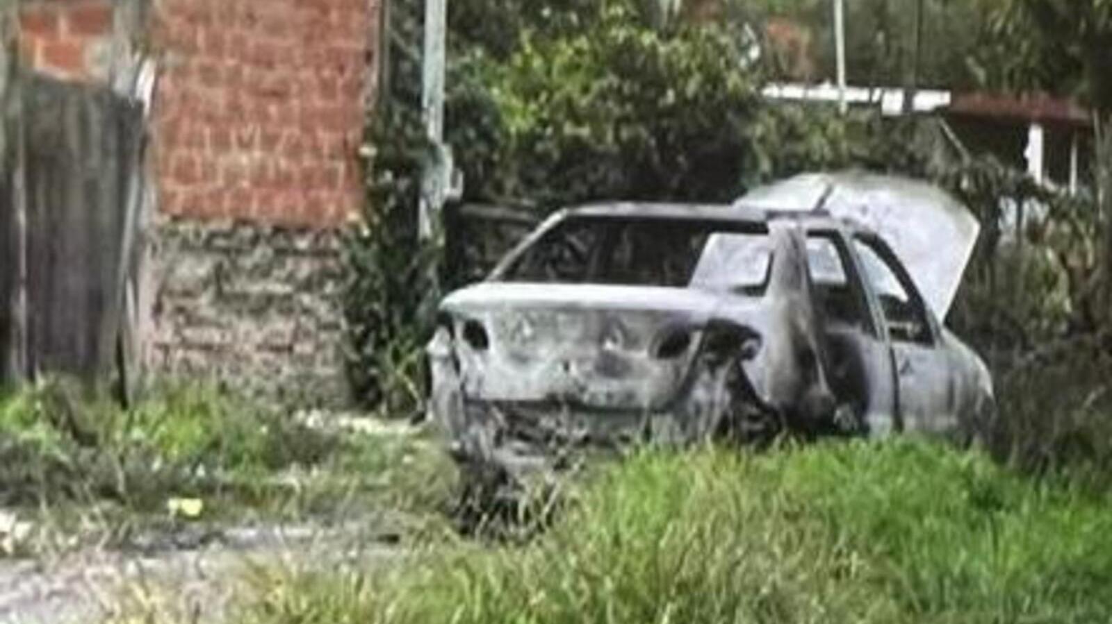 El auto que fue hallado prendido fuego y podría estar relacionado con el crimen del colectivero Daniel Barrientos (Gentileza @mauroszeta/Twitter).