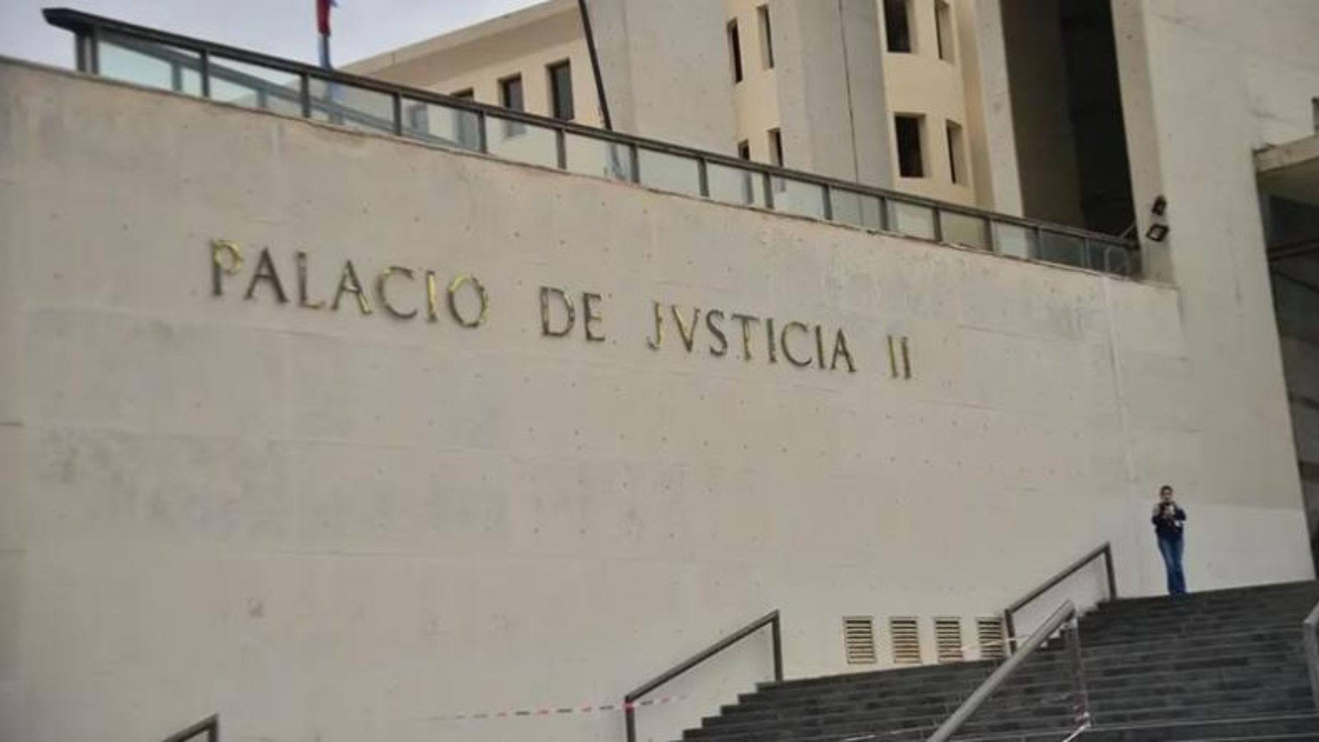 La justicia de Córdoba condenó a un ex policía por abusar de su hija menor de edad.