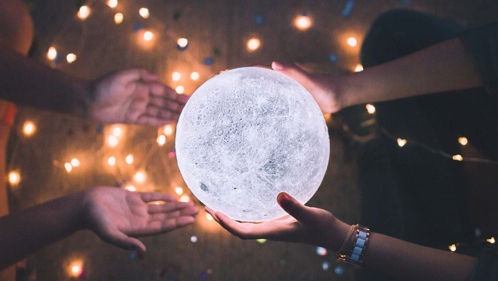 El ritual de la luna rosa para deshacerse de todas las energías negativas.