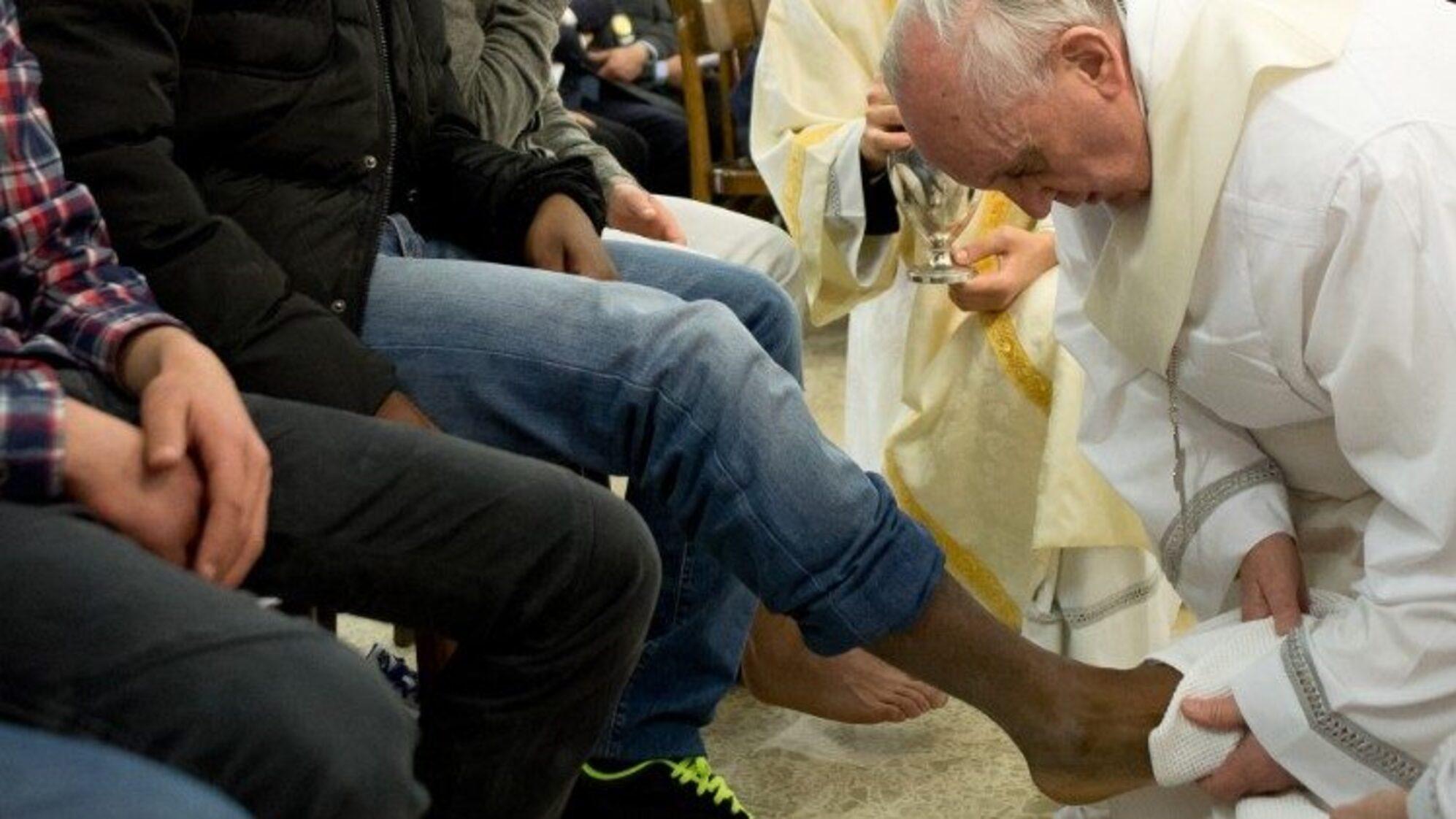 El momento en el que el Papa lava los pies de uno de los 12 presos (Gentileza VaticanNews.va).