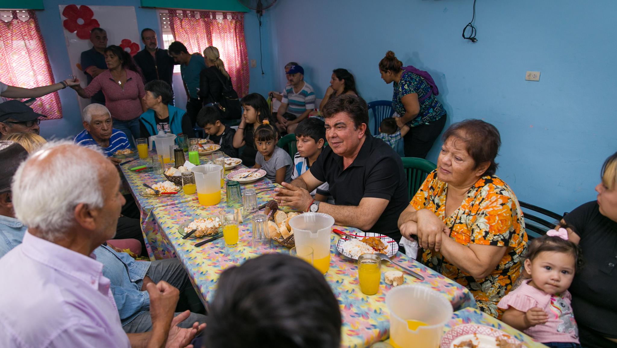 Fernando Espinoza visitó un comedor de Laferrere en el marco del Viernes Santo.