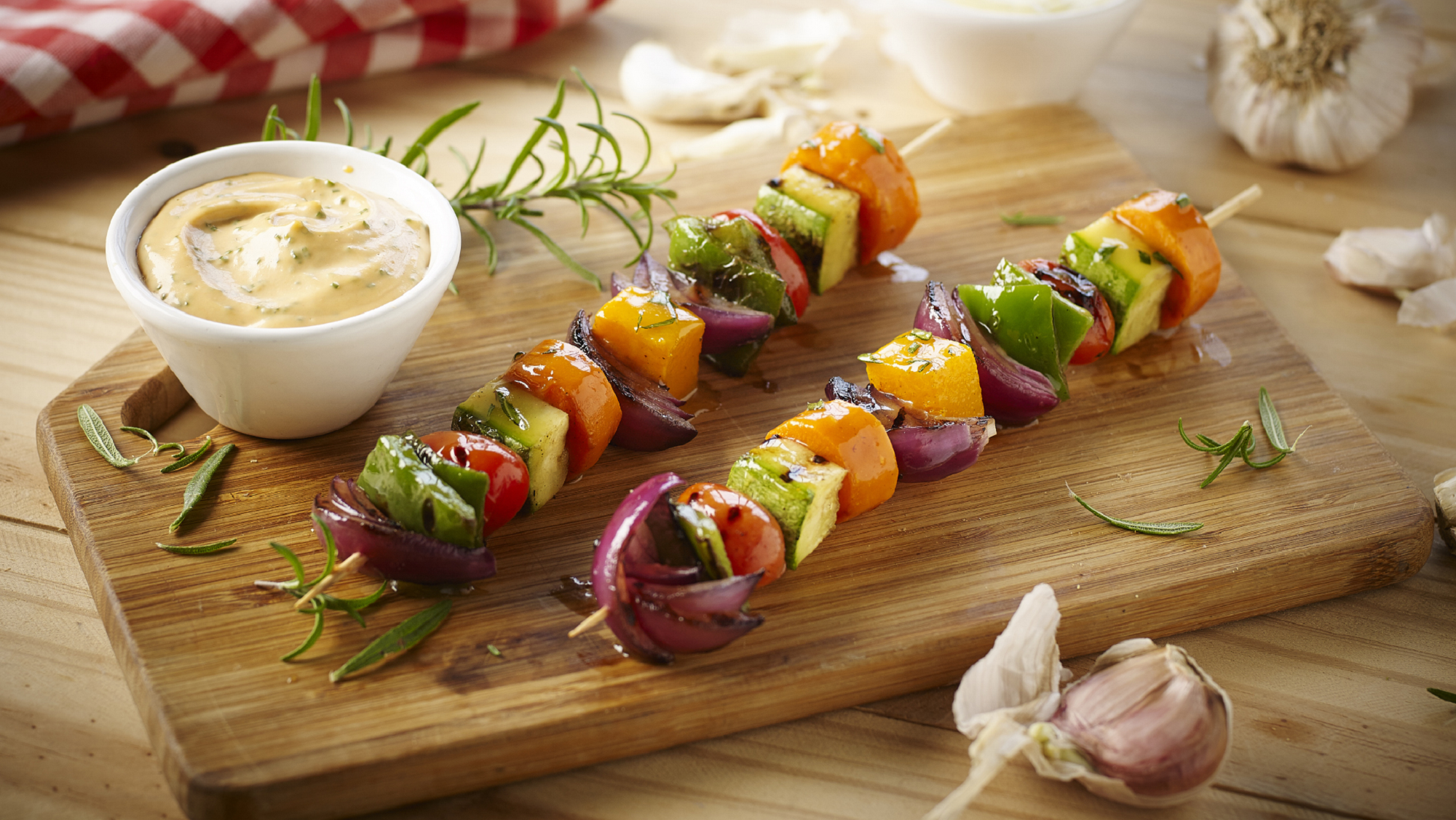 Mirá cómo preparar unos pinchos de verduras a la parrilla para sumar en el asado.