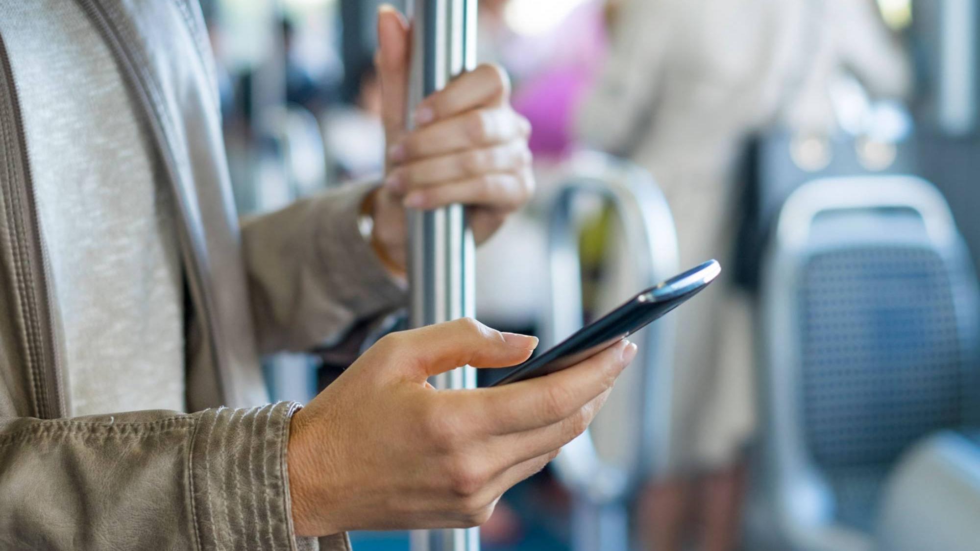 Vivió una tierna situación en el colectivo tras espiarle el celular a un pasajero, lo contó en Twitter y se volvió viral.