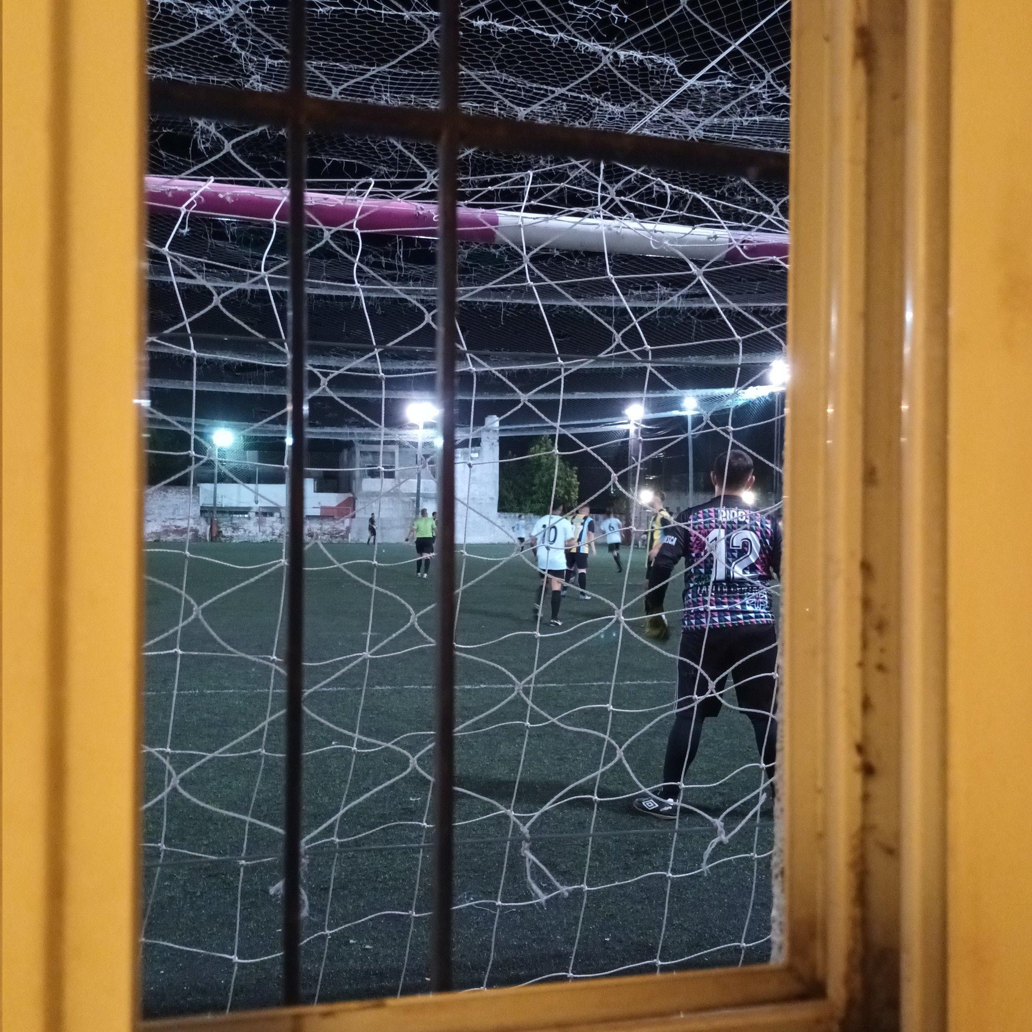 Abrió la ventana del baño y descubrió una cancha de fútbol.