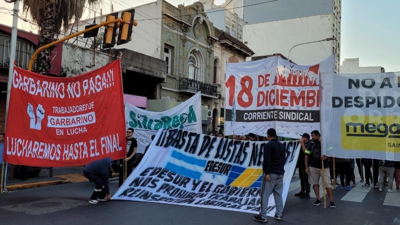 El Puente Pueyrredón permanecía cortado este lunes por una protesta (Gentileza Twitter/@federicowinokur).