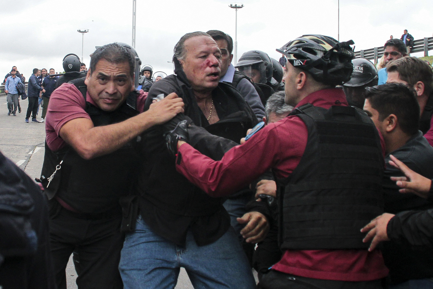 El ministro de Seguridad bonaerense, Sergio Berni, tras ser agredido por un grupo de colectiveros en La Matanza.