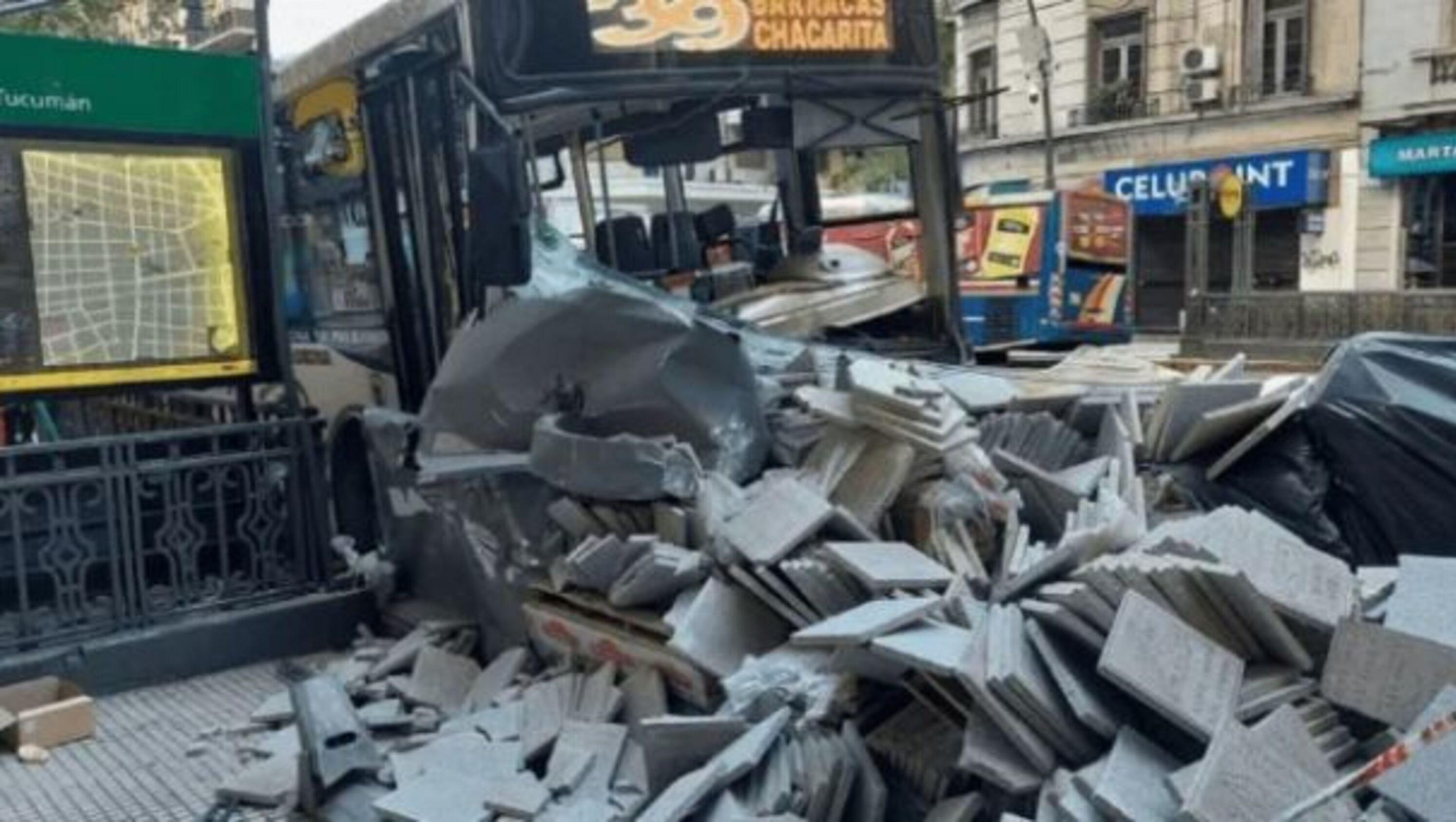 El choque del colectivo contra la montaña de baldosas dejó 14 heridos.