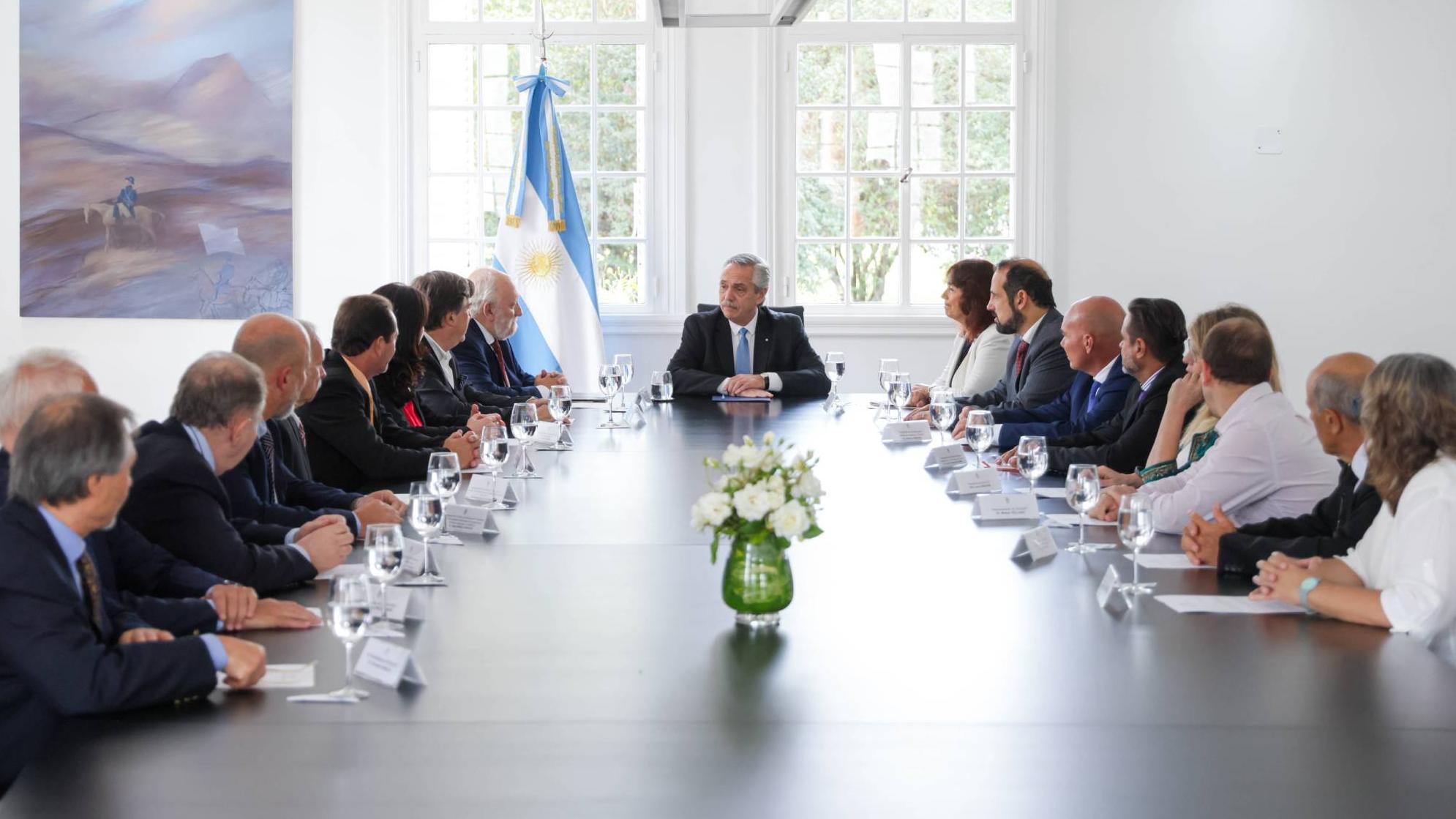 Alberto Fernández firmó decreto para que farmacias puedan vender medicamentos recetados por veterinarios para uso en animales de compañía.