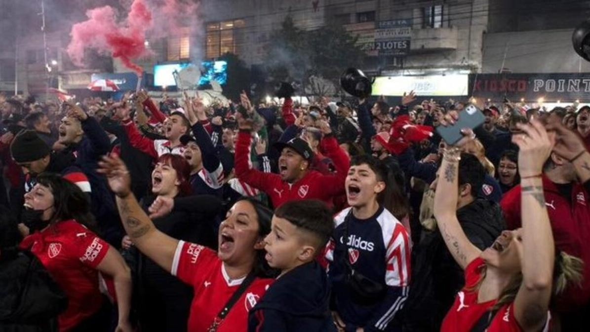 Los hinchas se autoconvocaron a la sede de la Avenida Mitre para protestar por el mal momento del club.