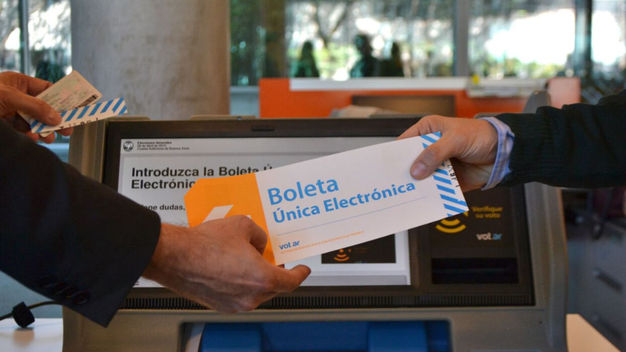 Los porteños elegirán, el mismo día, cargos nacionales con la boleta tradicional de papel y autoridades locales con la boleta única electrónica.