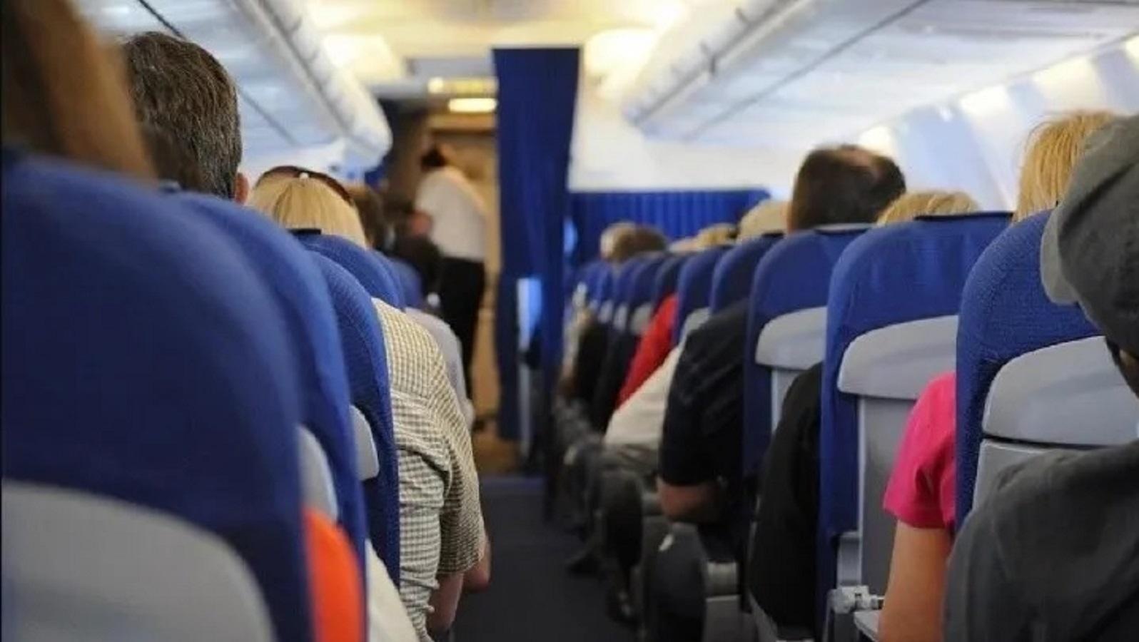 Inquietante: viajaba en avión, vio un OVNI por la ventana y la imagen escandalizó al mundo