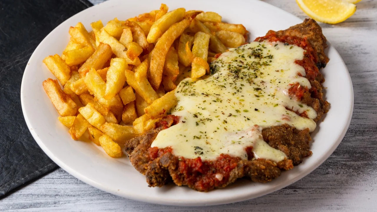   <a href='https://www.cronica.com.ar/tags/Milanesa'>Milanesa</a> napolitana, otro clásico plato que aman los argentinos.