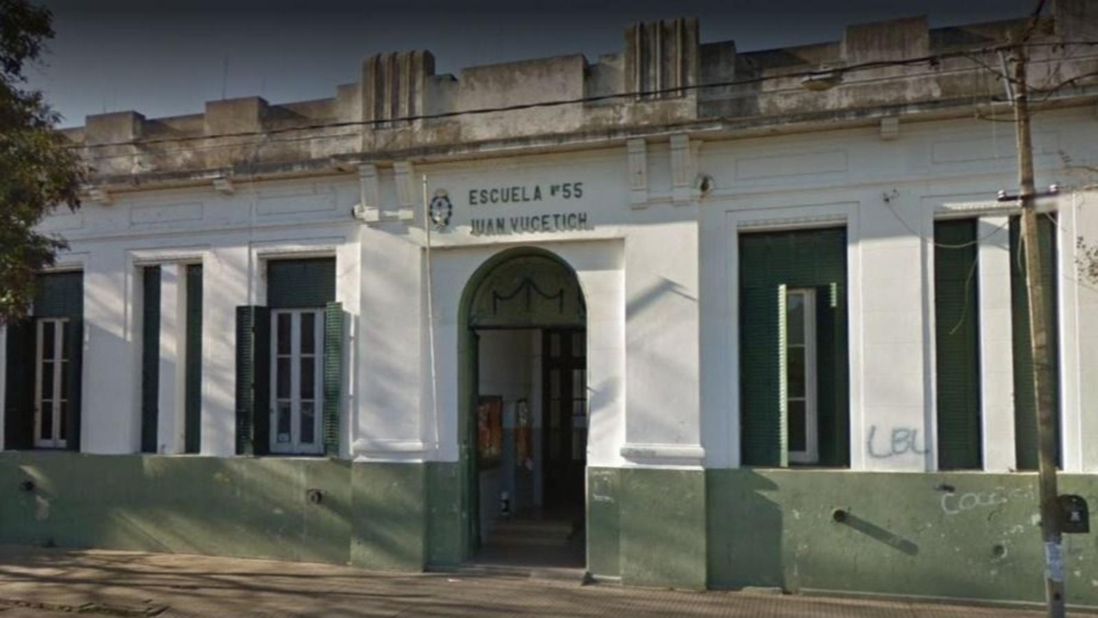 La Escuela Primaria 55, establecimiento donde ocurrió el hecho que conmociona a La Plata.