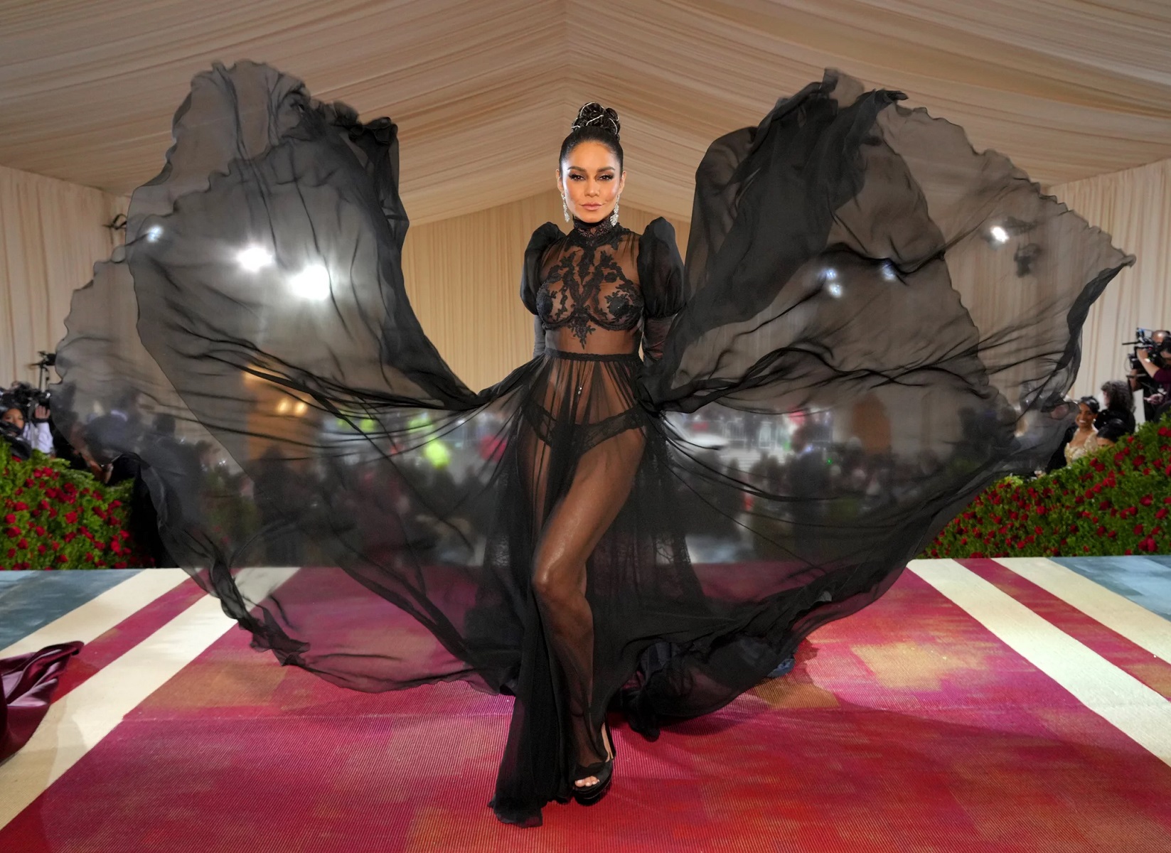 Vanessa Hudgens en la 'Met Gala' de 2022, un evento de moda.