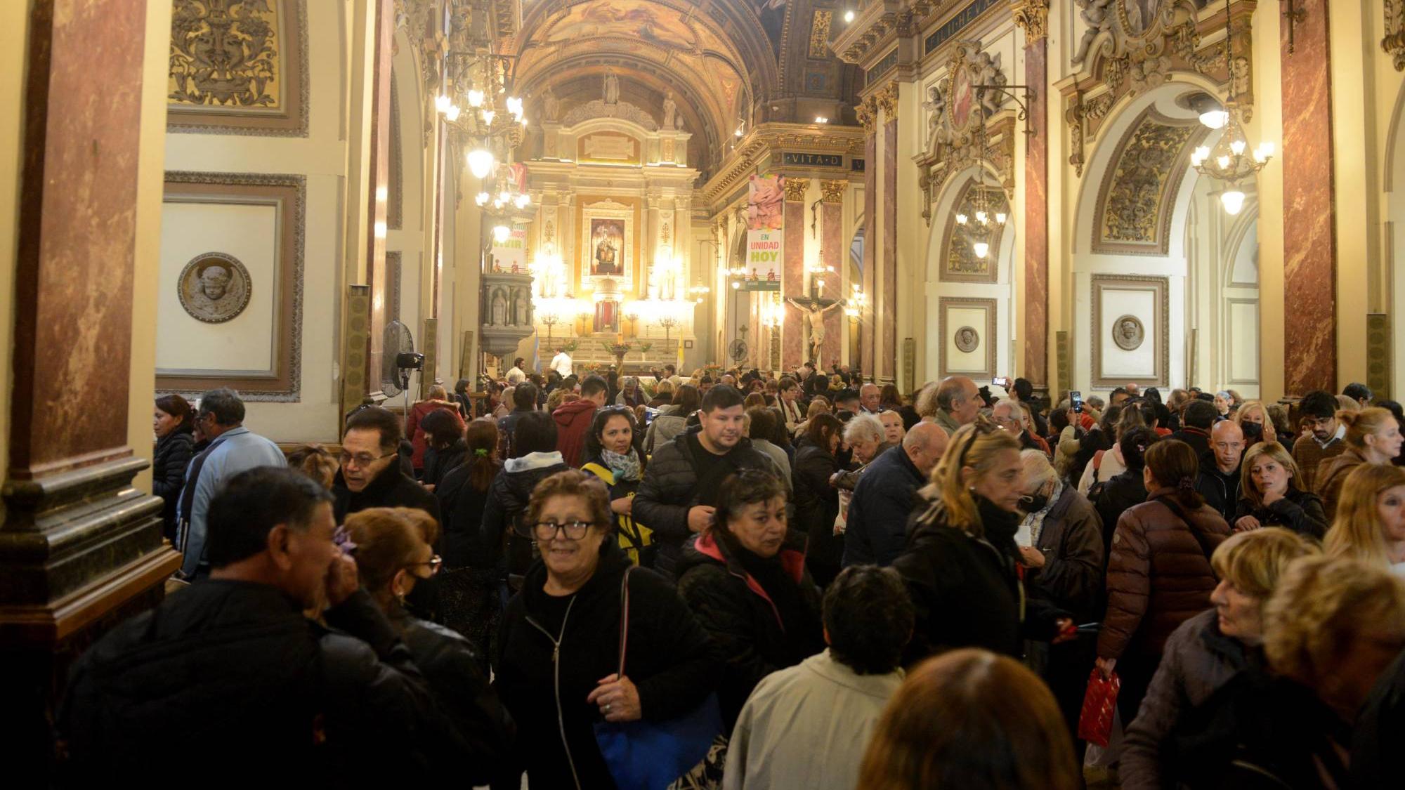 Día de San Expedito: cientos de personas se acercaron a la parroquia de Balvanera para agradecer y pedir.