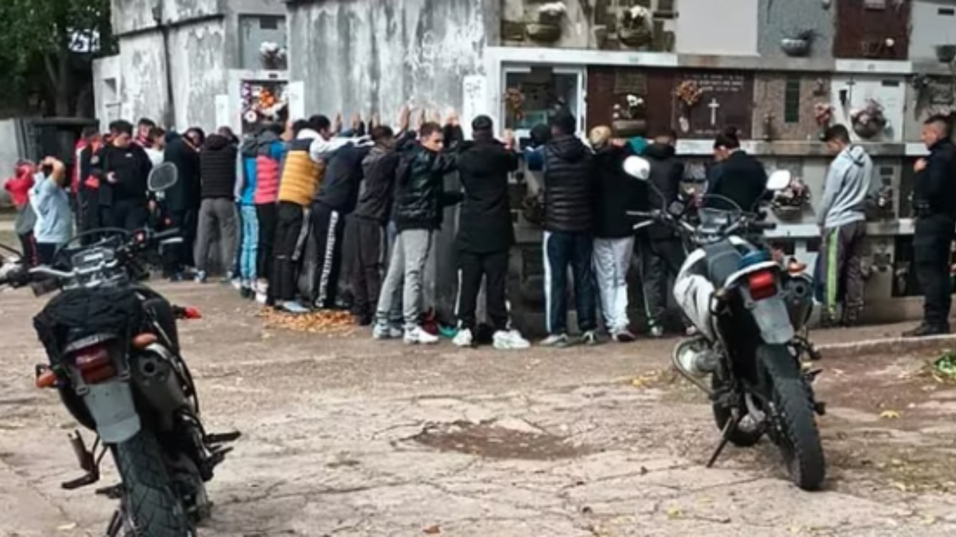 Desbarataron una banda de motochorros en el interior de un cementerio.