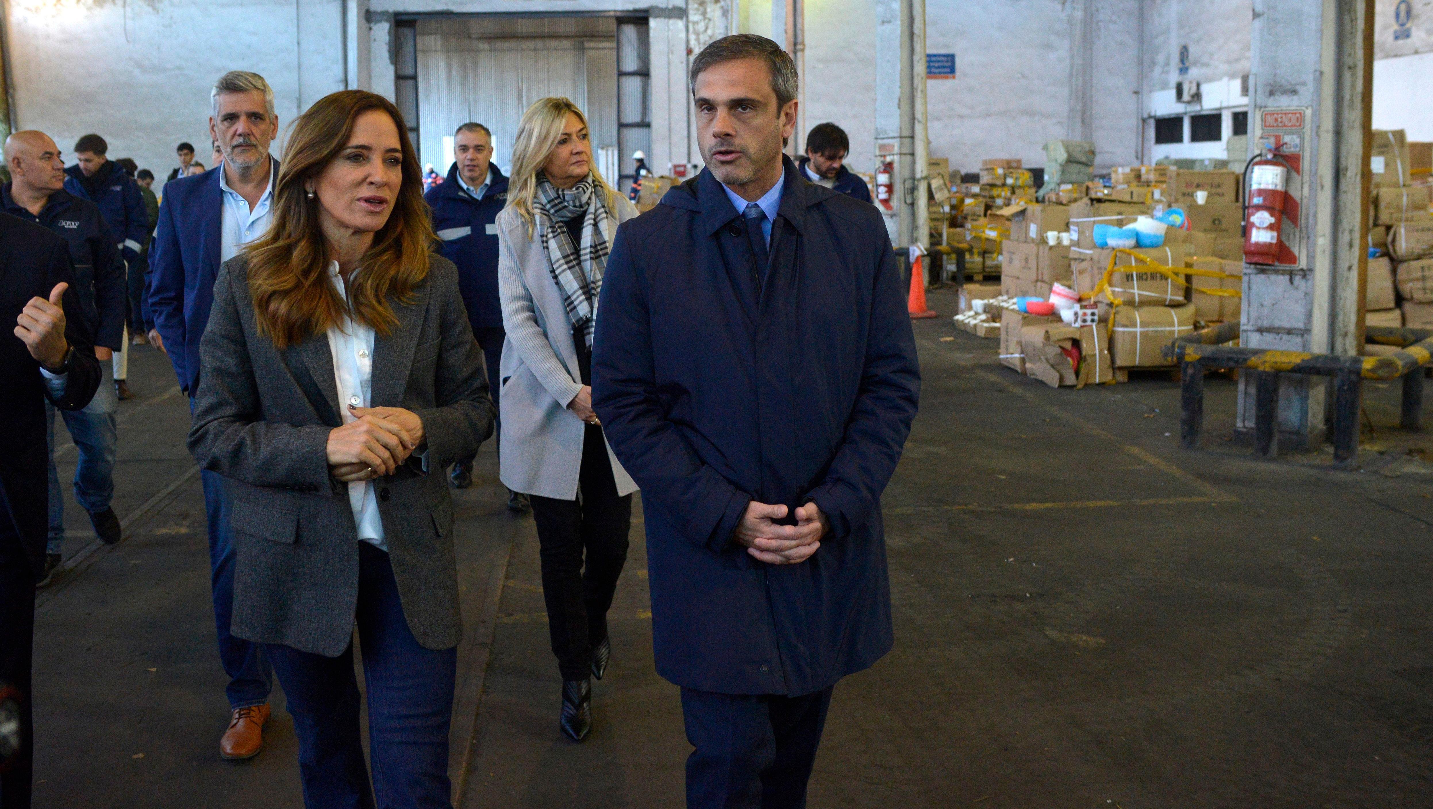 La ministra de Desarrollo Social, Victoria Tolosa Paz, junto al director de Aduanas, Guillermo Michel.