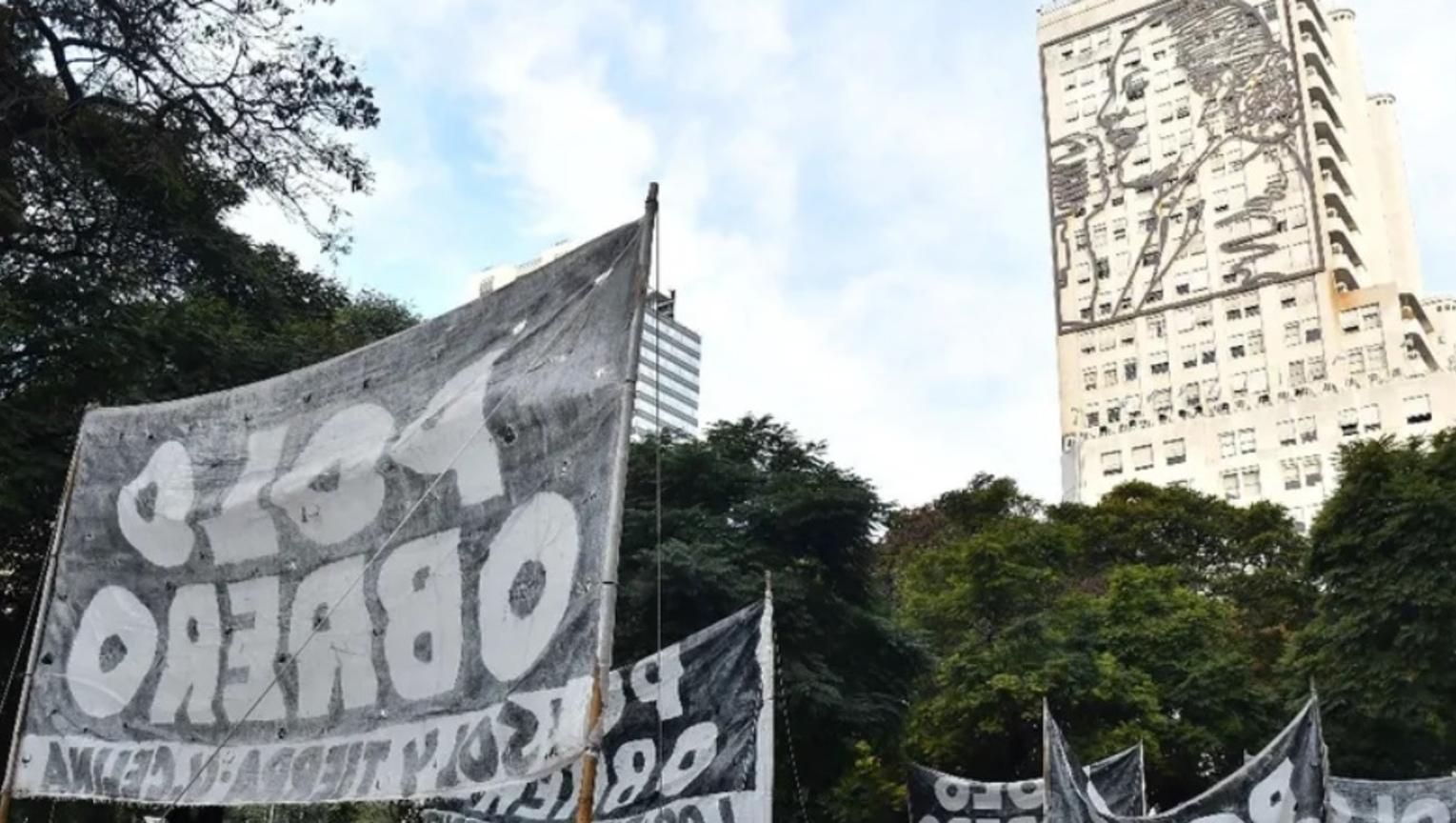 Piqueteros finalizaron una larga protesta que incluyó marcha con antorchas y un acampe (Télam/Archivo).