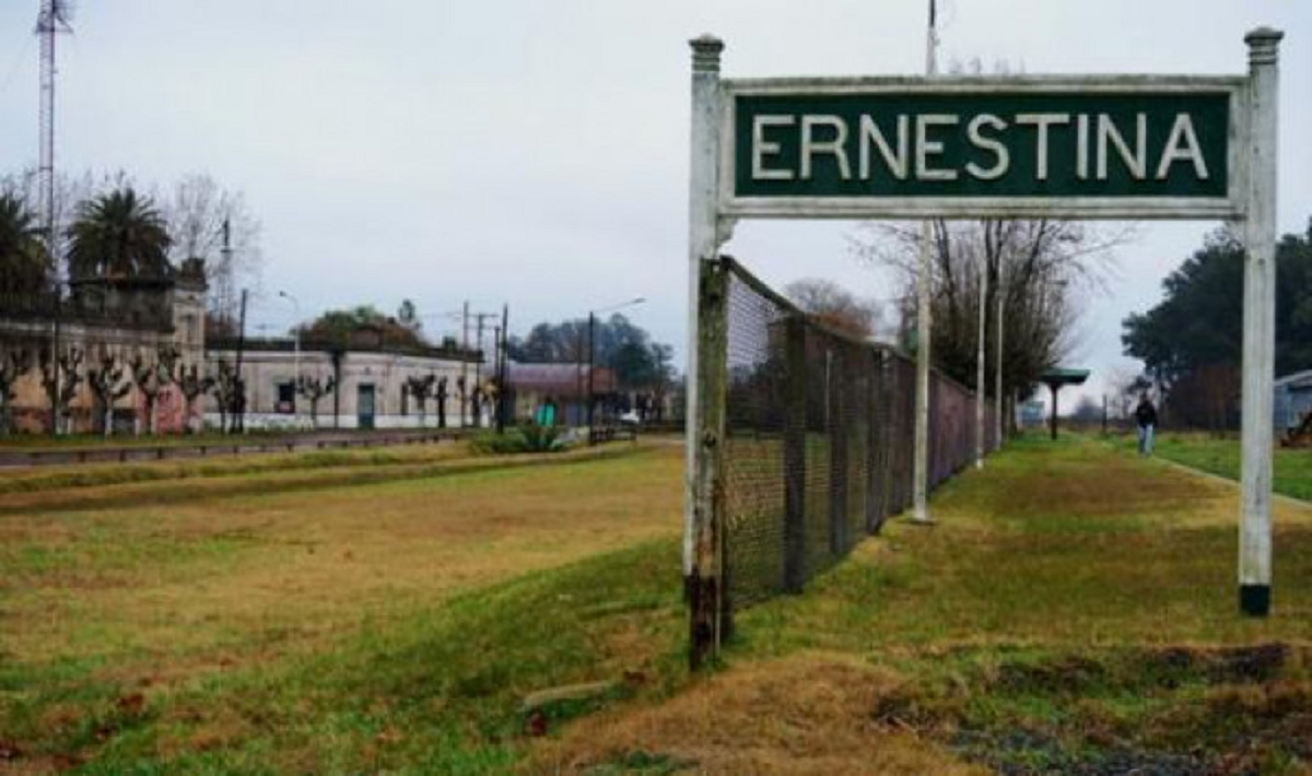 El cartel de lo que fue la estación de Ernestina.