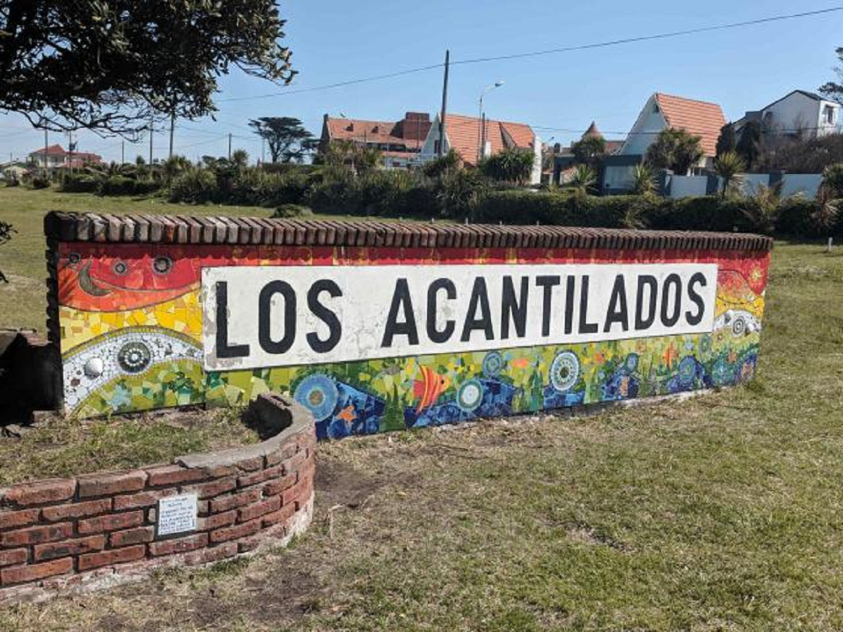 El cartel que indica la llegada al barrio.