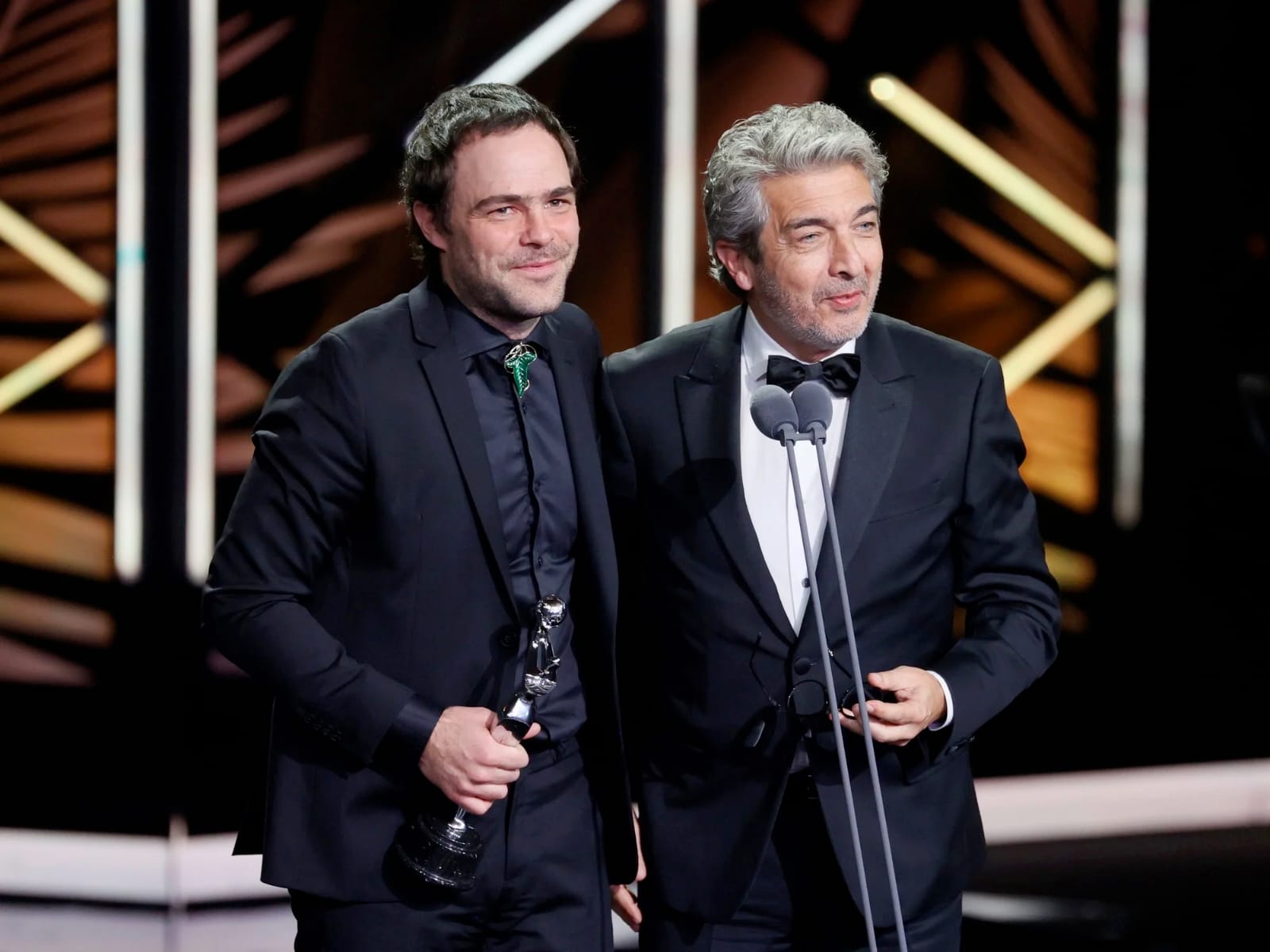 Ricardo Darín y Peter Lanzani subieron a recibir el galardón a mejor Guión en los Premios Platino.