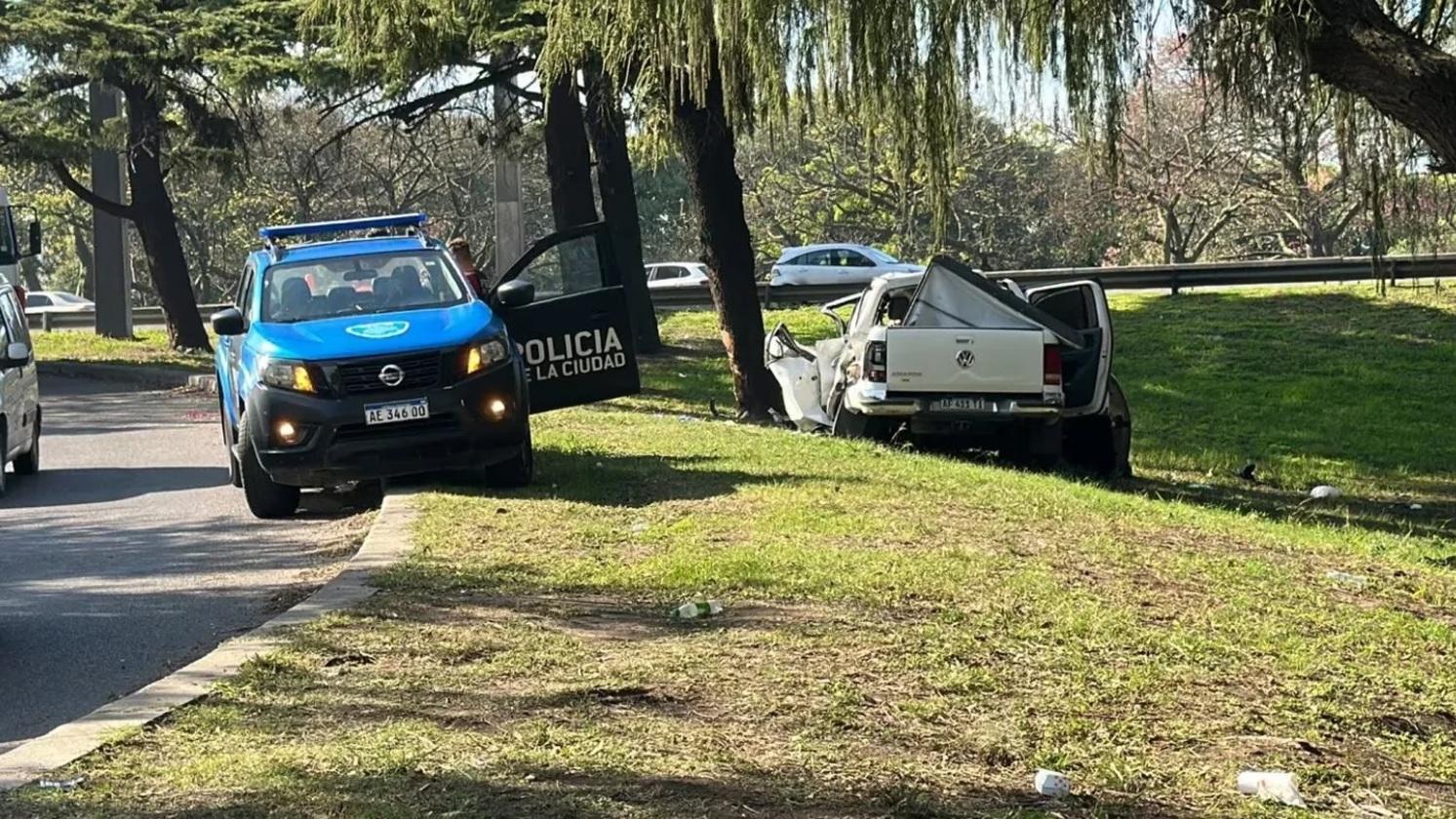 La camioneta quedó a un costado de la ruta tras el siniestro.