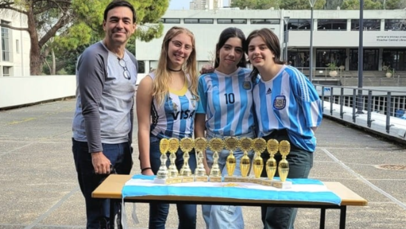 Las chicas argentinas posaron junto a los trofeos y medallas obtenidos en Israel (Instagram).