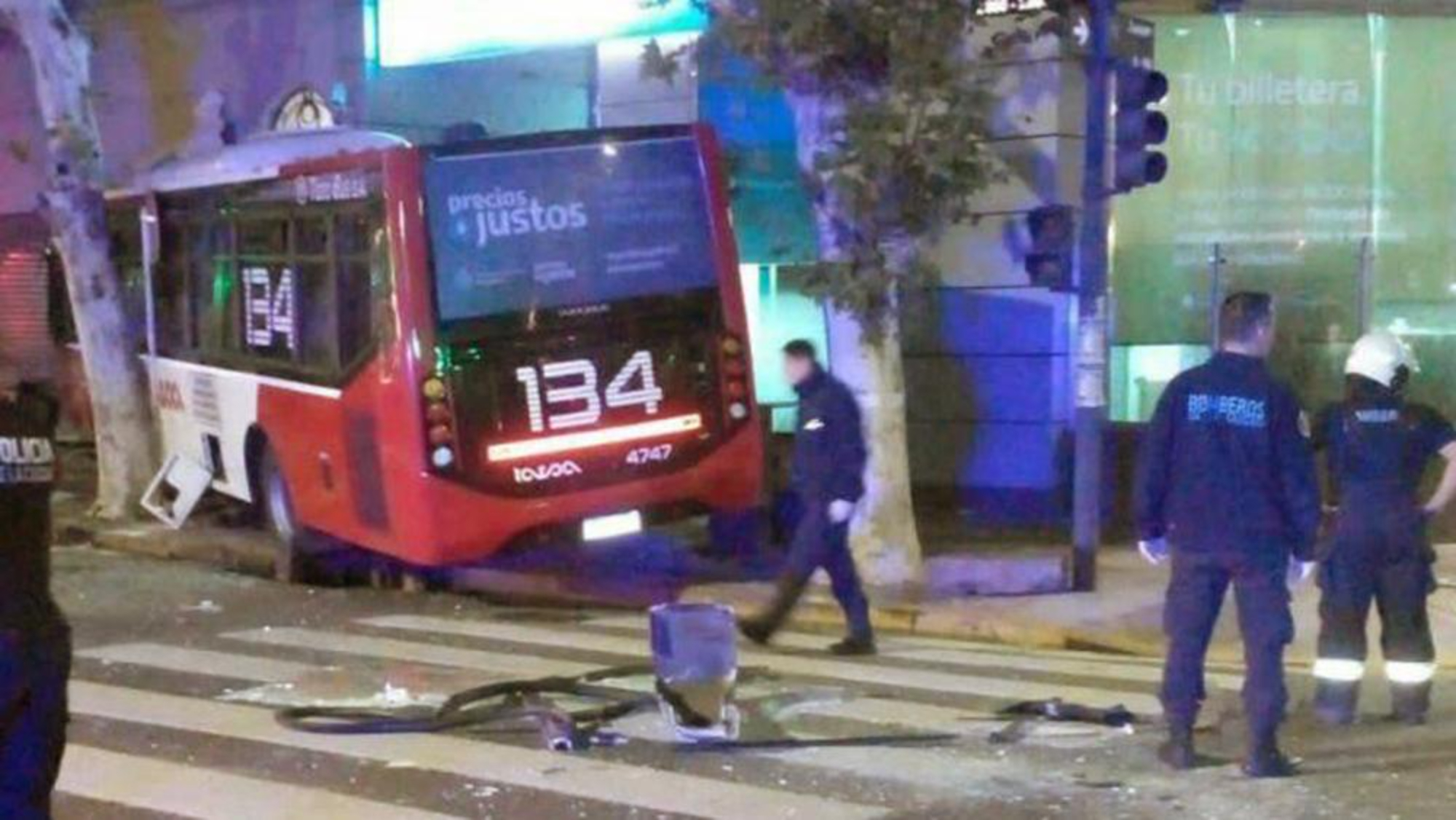 Un colectivo de la línea 164 quedó incrustado tras un accidente de tránsito.