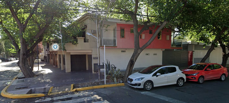 El hombre trepó el techo de la casa y asesinó al amigo de su ex (Imagen: Google Maps).