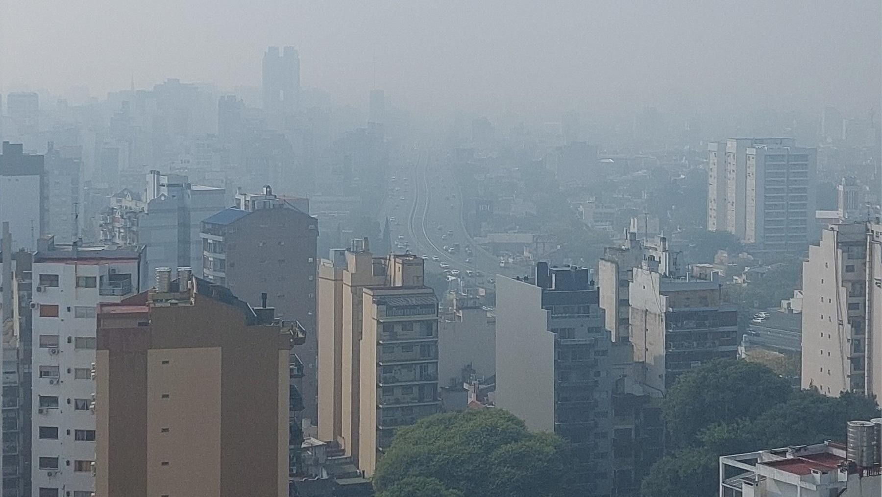 Persistente humo y olor a quemado afectan a la Ciudad de Buenos Aires y municipios del Conurbano Bonaerense (Imagen: Twitter/@Neptunistico).