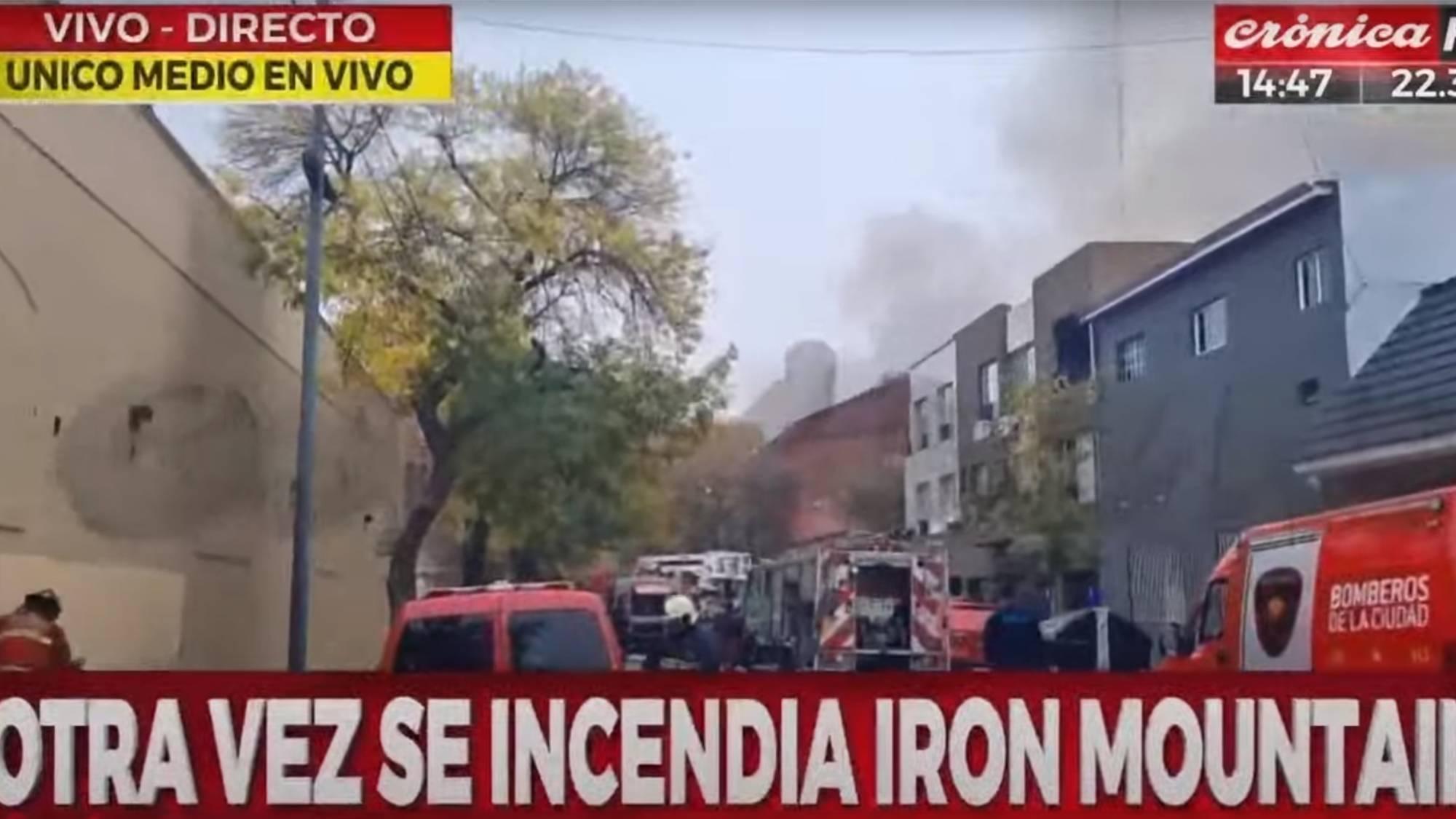 ¡En vivo! Bomberos combaten incendio en Iron Mountain.