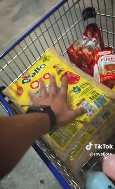 Una pareja chilena visitó un mayorista en Argentina y ostentó la compra (TikTok/@soyeljota_).